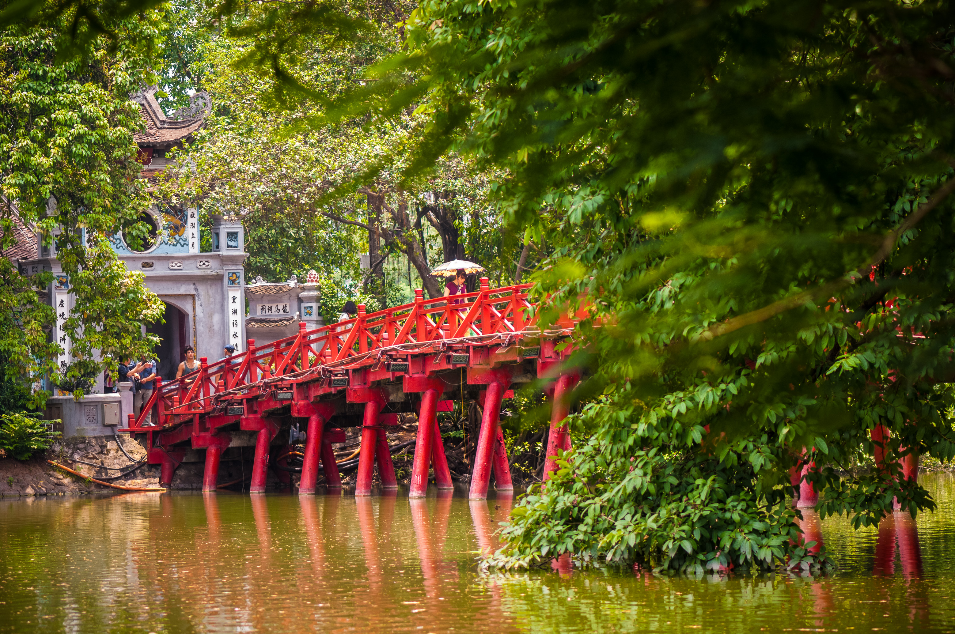 Asie du Sud-Est, capitale du Viêt Nam, delta du fleuve Rouge, ville de Hanoï, passerelle laquée rouge (The Huc - pont où repose le soleil levant) menant à la porte du temple Ngọc Sơn - temple de la montagne de jade au milieu du lac Hoan Kiem - Hồ Hoàn Kiếm - le « lac de l'épée restituée » // Southeast Asia, Vietnam's capital, Red River Delta, Hanoi, red lacquered bridge (The Huc - bridge where the rising sun rests) leading to the temple gate Ngọc Sơn - Temple of the Jade Mountain in the middle of Hoan Kiem Lake - Ho Hoan Kiem - the "Sword Lake returned"