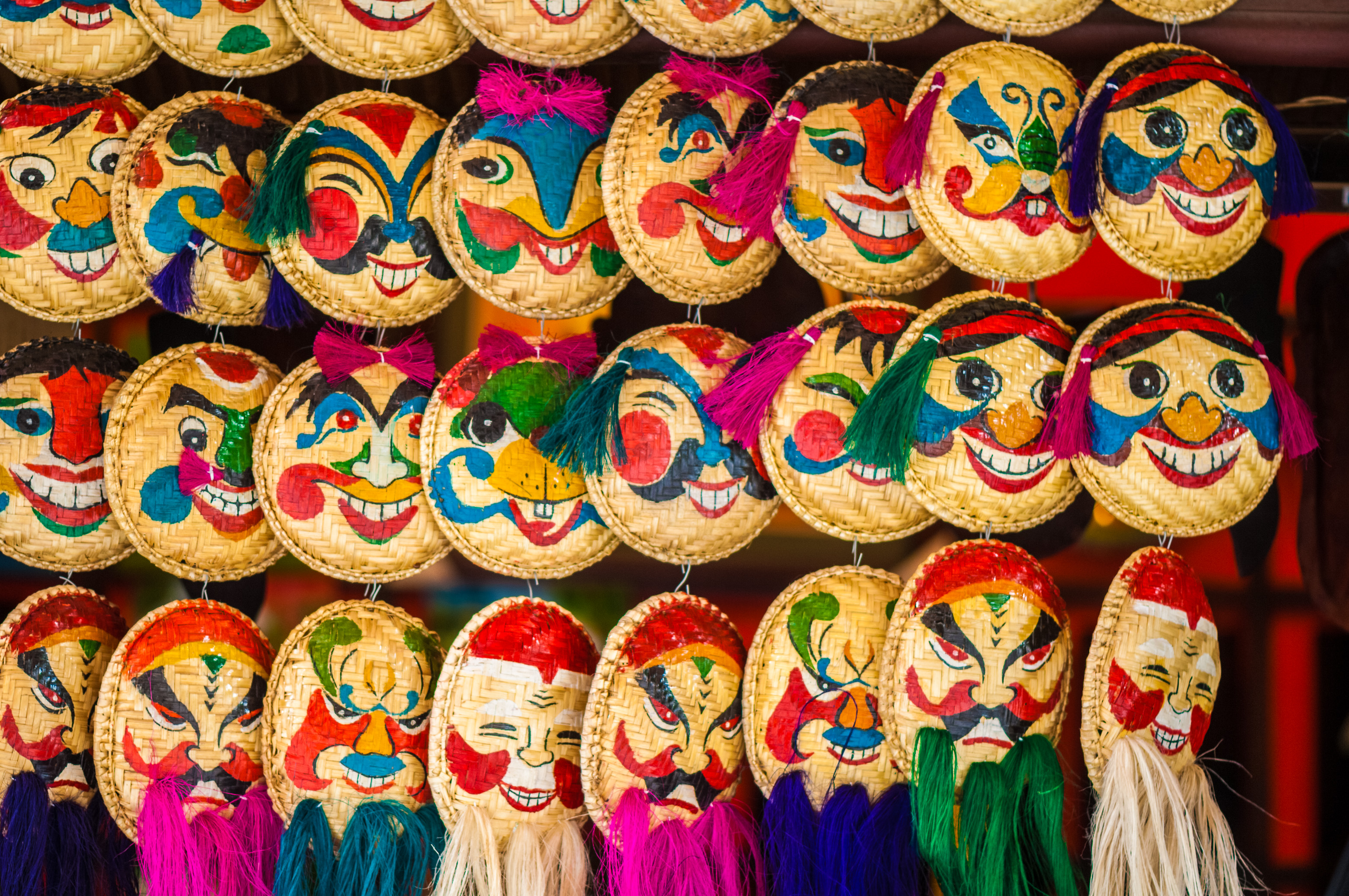 Asie du Sud-Est, capitale du Viêt Nam, delta du fleuve Rouge, ville de Hanoï, masques miniatures traditionnels tirés du théâtre de marionnettes sur l'eau // Southeast Asia, Vietnam's capital, Red River Delta, Hanoi, traditional miniature masks drawn from the water puppet theater