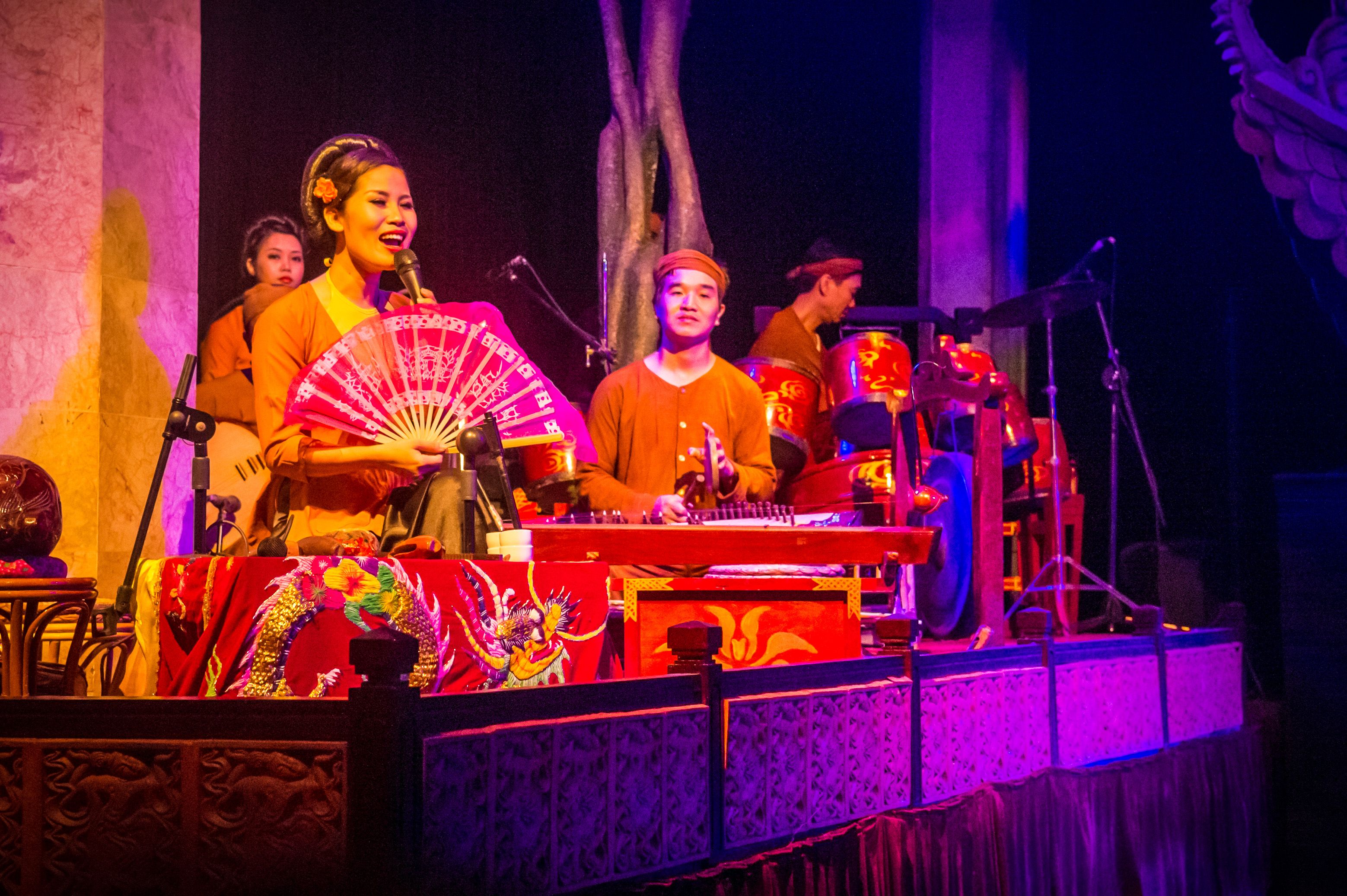 Asie du Sud-Est, capitale du Viêt Nam, delta du fleuve Rouge, ville de Hanoï, musiciens et chanteuses lors d'une représation au théâtre de marionnettes sur l'eau Thang Long // Southeast Asia, Vietnam's capital, Red River Delta, Hanoi, musicians and singers during a performance at the Thang Long Water Puppet Theatre