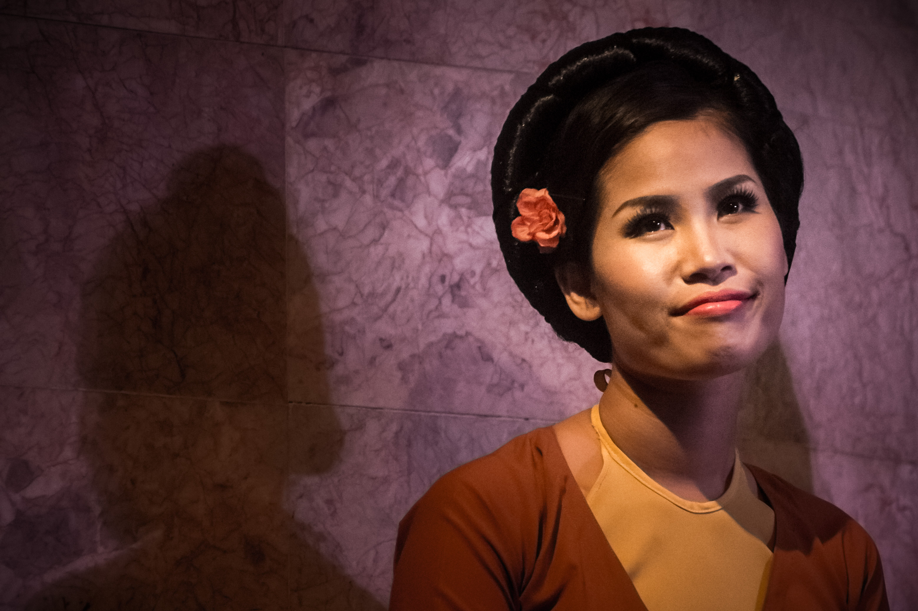 Asie du Sud-Est, capitale du Viêt Nam, delta du fleuve Rouge, ville de Hanoï, portrait d'une chanteuse lors d'une représentation au théâtre de marionnettes sur l'eau Thang Long // Southeast Asia, Vietnam's capital, Red River Delta, Hanoi, portrait of a singer during a performance at the Thang Long Water Puppet Theatre