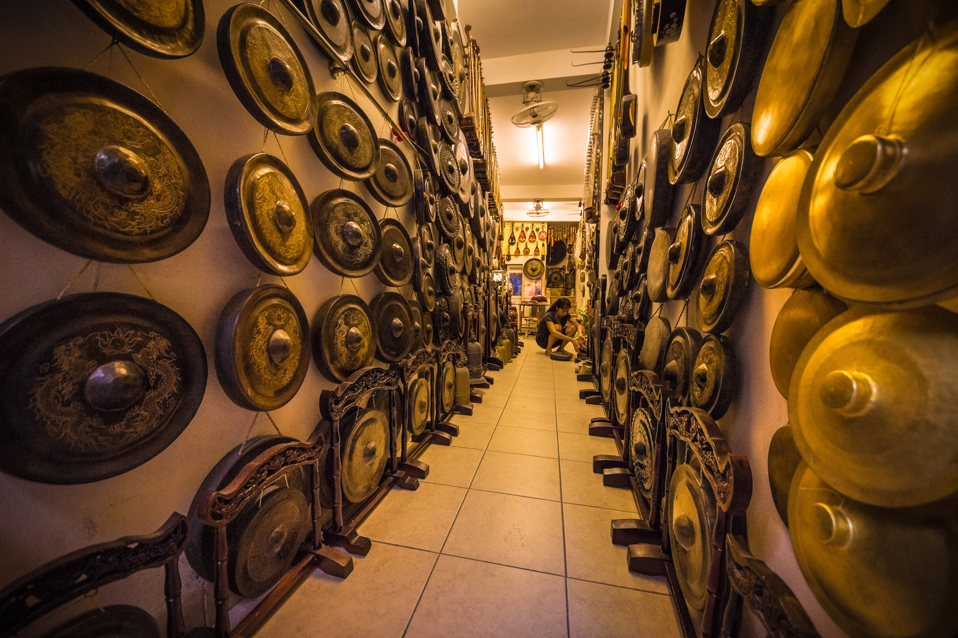 Asie du Sud-Est, capitale du Viêt Nam, delta du fleuve Rouge, ville de Hanoï, boutique de gongs // Southeast Asia, Vietnam's capital, Red River Delta, Hanoi, gongs shop