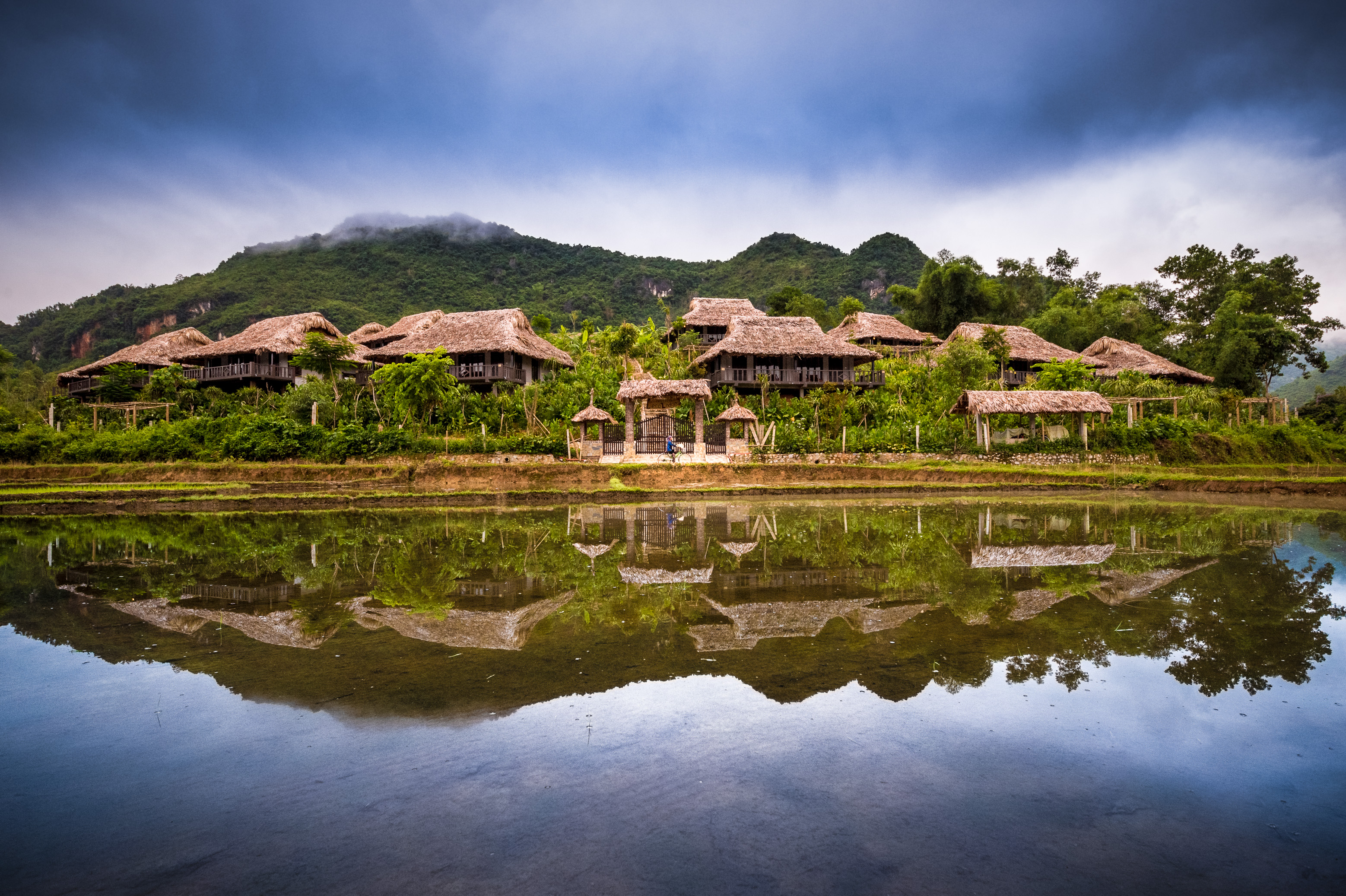 Asie du Sud-Est, Việt Nam, province de Mai Châu, le Mai Chau écolodge, premier écolodge de luxe du pays, ressemble à un traditionnel village Thaï // Southeast Asia, Viet Nam, Mai Chau province, Mai Chau Ecolodge, the first luxury eco-lodge in the country looks like a traditional Thai village