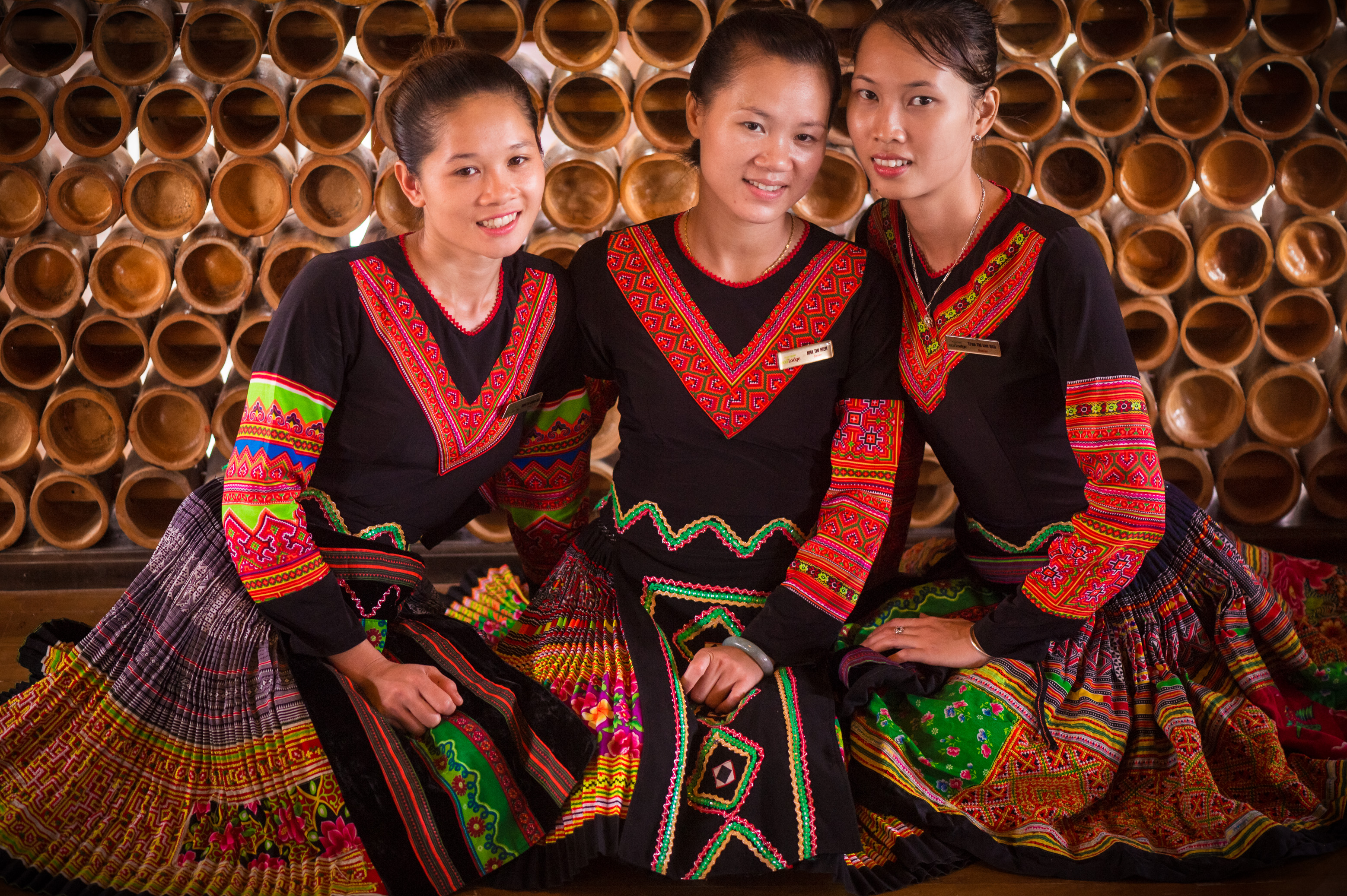 Asie du Sud-Est, Việt Nam, province de Mai Châu, jeunes femmes en habits traditionnels H'Mông, membres du personnel du Mai Chau écolodge, premier écolodge de luxe du pays // Southeast Asia, Viet Nam, Mai Chau province, young women in traditional H'mong clothes, staff of Mai Chau Ecolodge first luxury ecolodge of the country //