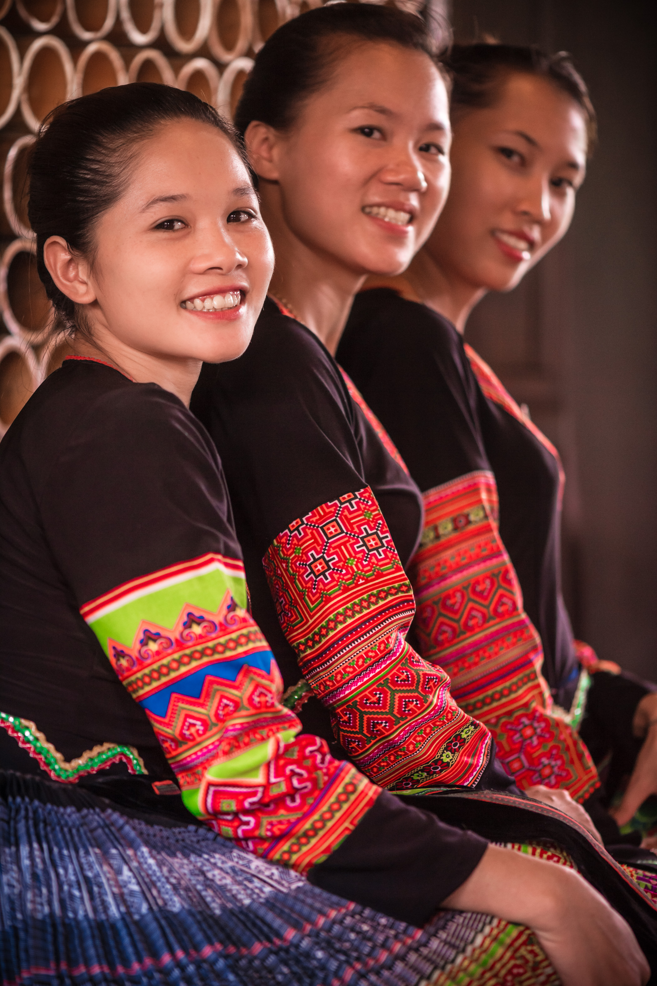 Asie du Sud-Est, Việt Nam, province de Mai Châu, jeunes femmes en habits traditionnels H'Mông, membres du personnel du Mai Chau écolodge, premier écolodge de luxe du pays // Southeast Asia, Viet Nam, Mai Chau province, young women in traditional H'mong clothes, staff of Mai Chau Ecolodge first luxury ecolodge of the country //