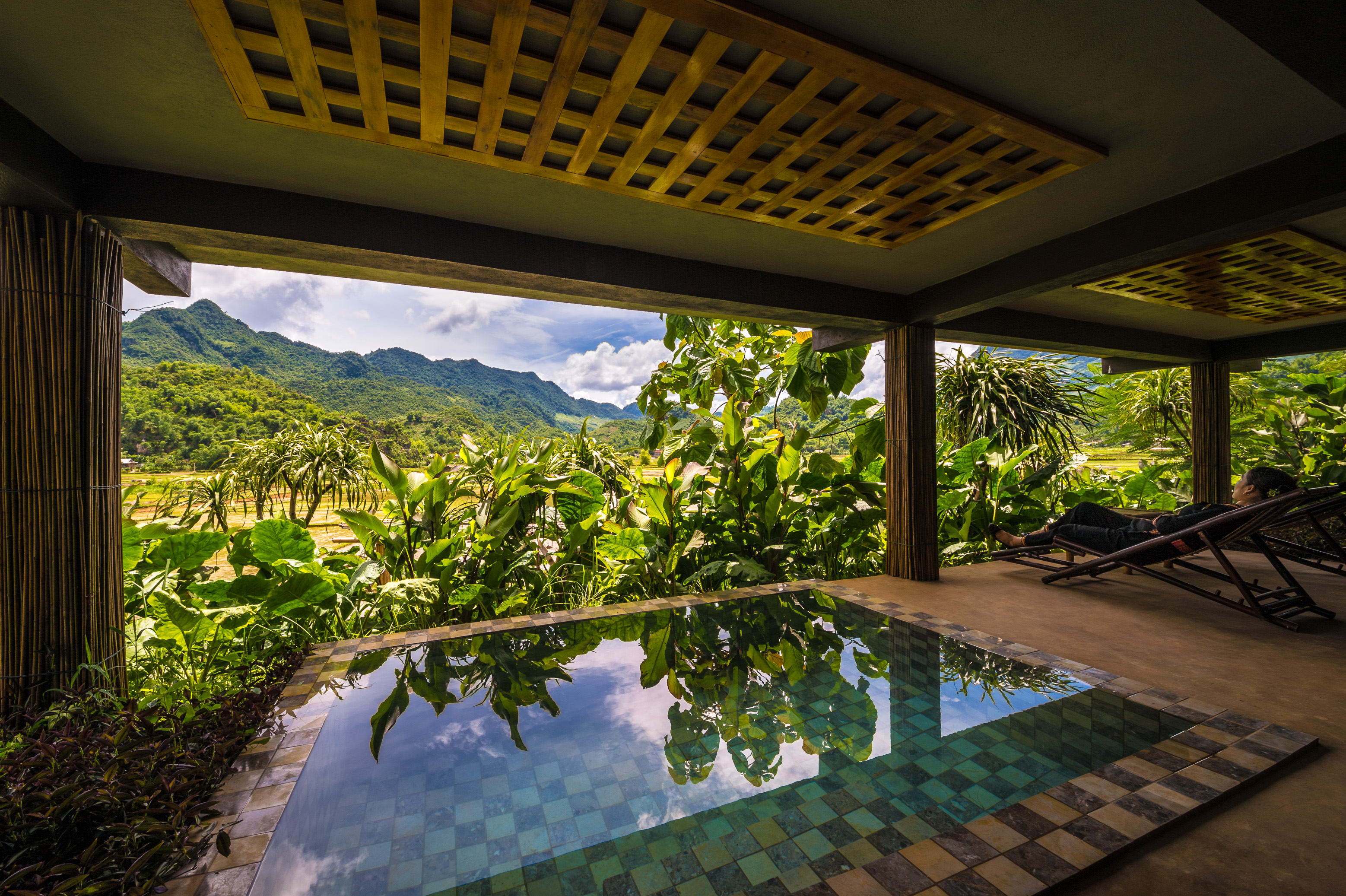 Asie du Sud-Est, Việt Nam, province de Mai Châu, piscine privative avec vue sur les rizières depuis un bungalow du Mai Chau écolodge, premier écolodge de luxe du pays // Southeast Asia, Viet Nam, Mai Chau province, private pool overlooking paddy fields from a bungalow at Mai Chau Ecolodge first luxury ecolodge of the country