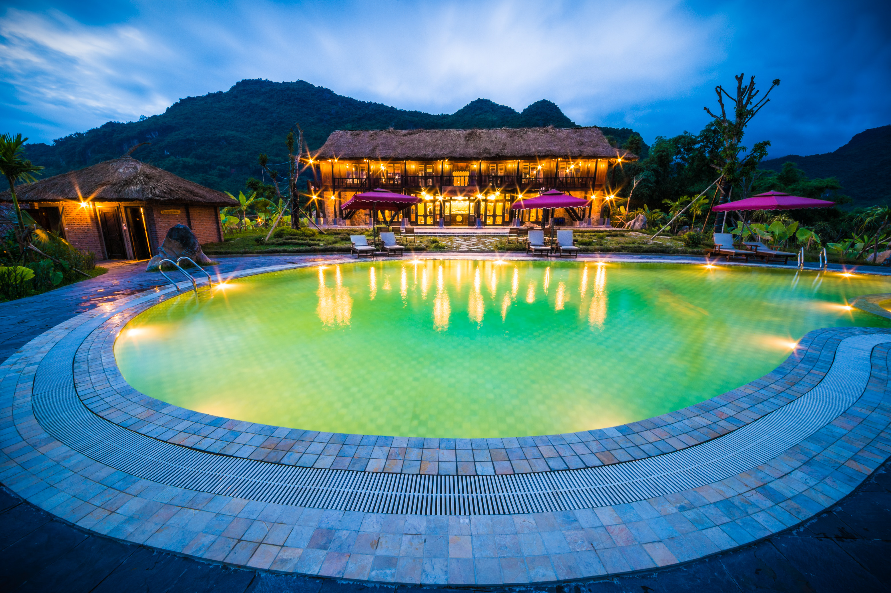 Asie du Sud-Est, Việt Nam, province de Mai Châu, vue de nuit sur la piscine du Mai Chau écolodge, premier écolodge de luxe du pays // Southeast Asia, Viet Nam, Mai Chau province, night view of the pool of Mai Chau Ecolodge, first luxury ecolodge of the country