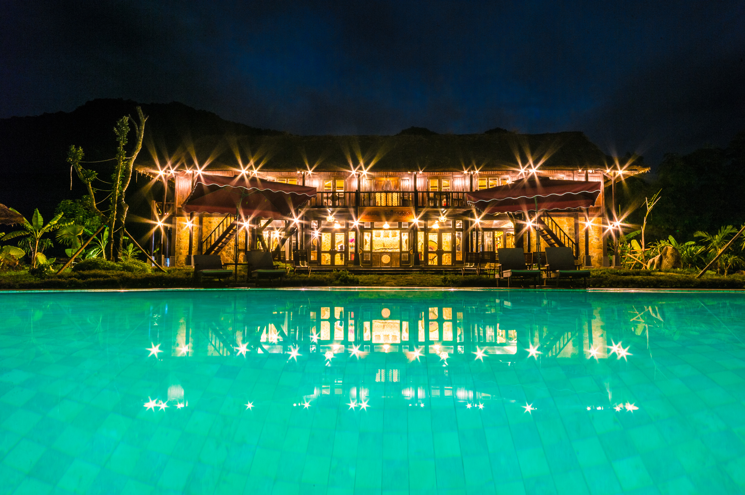 Asie du Sud-Est, Việt Nam, province de Mai Châu, vue de nuit sur la piscine du Mai Chau écolodge, premier écolodge de luxe du pays // Southeast Asia, Viet Nam, Mai Chau province, night view of the pool of Mai Chau Ecolodge, first luxury ecolodge of the country
