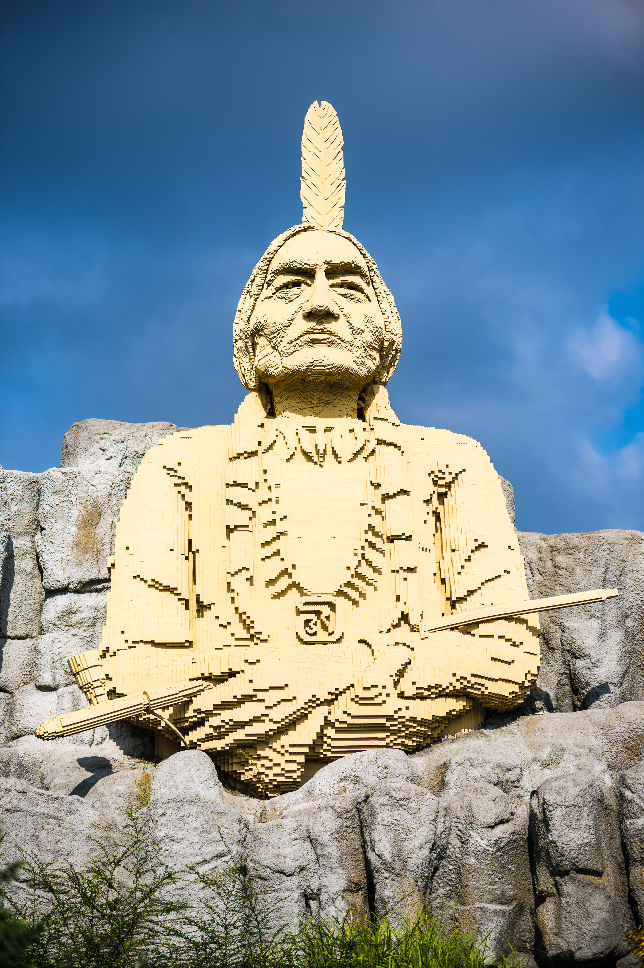Danemark, Jutland, Billund, Legoland® Billund est le tout premier parc Legoland créé en 1968, près du siège de l'entreprise Lego® (le terme Lego est dérivé du danois «Leg godt» qui signifie «joue bien»), il est composé des espaces suivants : Miniland, ici une sculpture d'indien monumentale en briques dans Legoredo Town, Imagination Zone, Knights' Kingdom, DUPLO Land, Pirate Land, LEGO City, Dino Island, Fun Town, Adventure Land, LEGO X-Treme, Traffic, Kingdom of The Pharaohs, Land of The Vikings, PR // Denmark, Jutland, Billund, Legoland® Billund is the first Legoland Park established in 1968, near the headquarters of the Lego® company (the term Lego is derived from the Danish "Leg godt" meaning "plays well"), it is composed of the following areas: Miniland, here a monumental brick sculpture of Indian in Legoredo Town, Imagination Zone, Knights' Kingdom, DUPLO Land Pirate Land, Lego City, Dino Island, Fun Town, Adventure Land, LEGO X-Treme, Traffic, Kingdom of The Pharaohs, Land of The Vikings, PR
