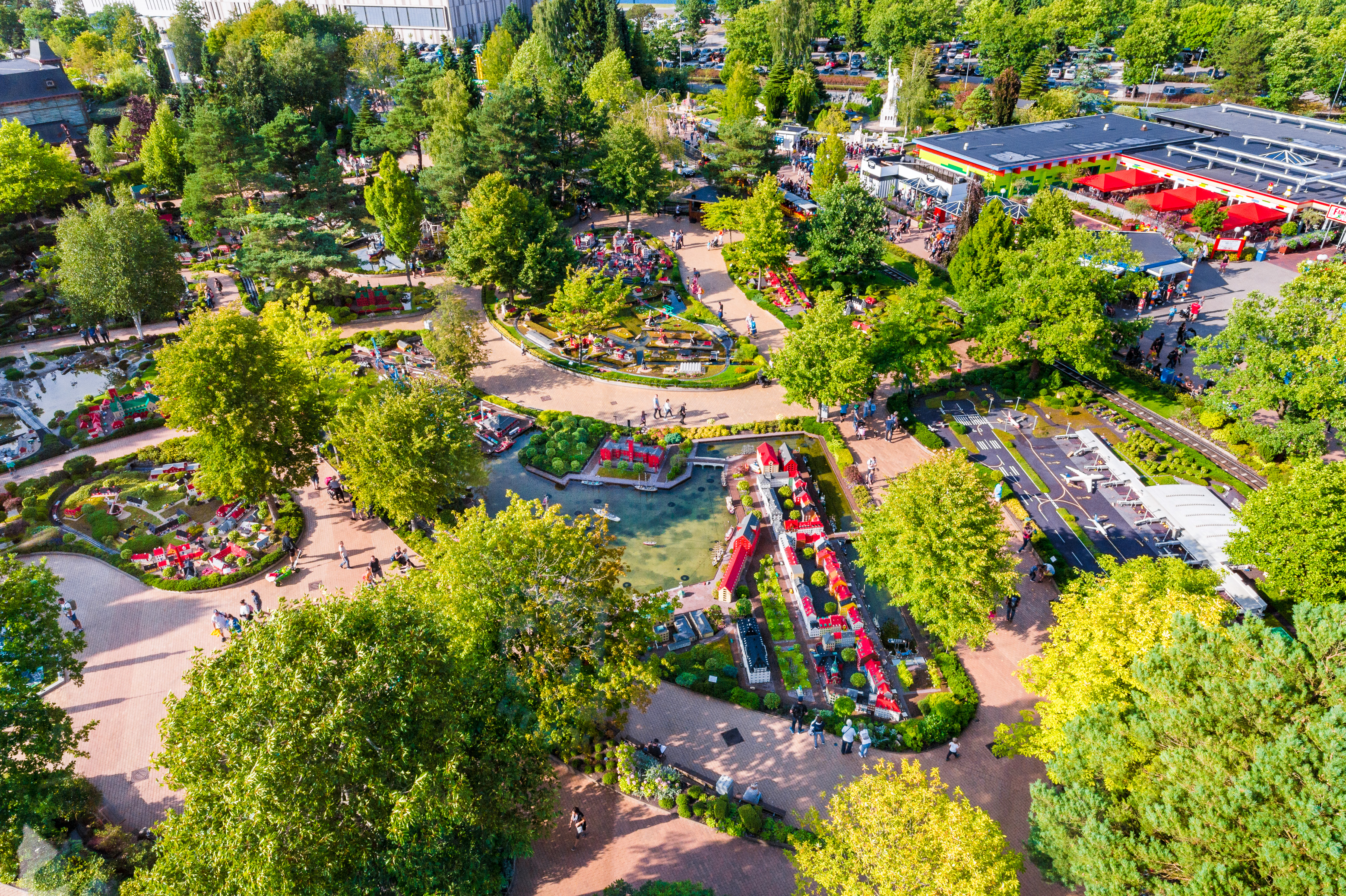 Danemark, Jutland, Billund, Legoland® Billund est le tout premier parc Legoland créé en 1968, près du siège de l'entreprise Lego® (le terme Lego est dérivé du danois «Leg godt» qui signifie «joue bien»), il est composé des espaces suivants : ici Miniland véritable monde miniature animé, mais aussi Legoredo Town, Imagination Zone, Knights' Kingdom, DUPLO Land, Pirate Land, LEGO City, Dino Island, Fun Town, Adventure Land, LEGO X-Treme, Traffic, Kingdom of The Pharaohs, Land of The Vikings, PR // Denmark, Jutland, Billund, Legoland® Billund is the first Legoland Park established in 1968, near the headquarters of the Lego® company (the term Lego is derived from the Danish "Leg godt" meaning "plays well"), it is consisting of the following spaces: here Miniland true animated miniature world, but also Legoredo Town, Imagination Zone, Knights' Kingdom, DUPLO Land, Pirate Land, LEGO City, Dino Island, Fun Town, Adventure Land, LEGO X-Treme, Traffic, Kingdom of The Pharaohs, The Land of The Vikings, PR