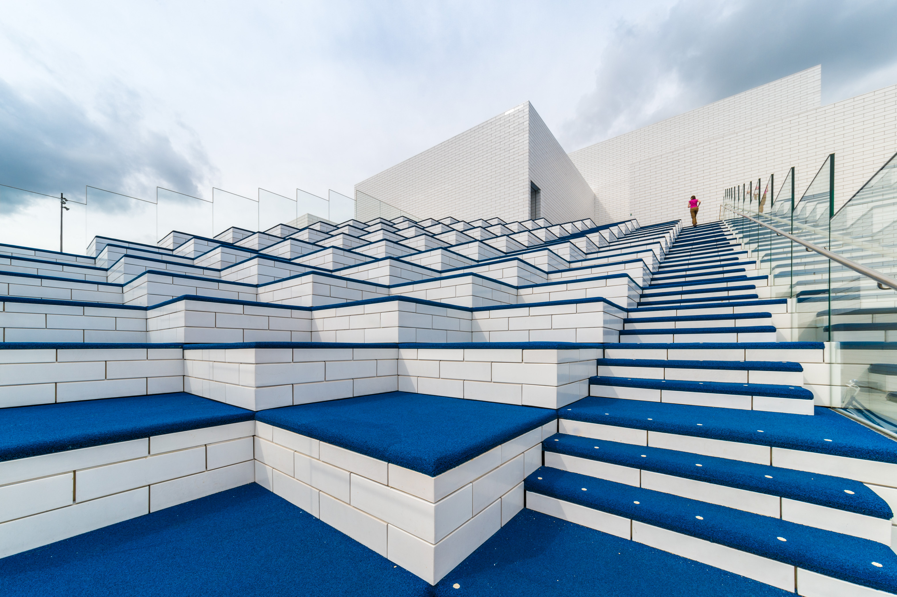 Danemark, Jutland, Billund, Lego® House est le centre d'expérimentations Lego® destiné au grand public avec 25 millions de briques à disposition sur 12 000 m2 selon six zones : la zone rouge dédiée aux compétences créatives, la zone verte pour développer ses compétences sociales, la zone jaune pour exprimer ses compétences émotionnelles, la zone bleue pour l'éveil des compétences cognitives, la zone des oeuvres monumentales et le musée historique en sous-sol, ici une vue des aires de jeux à l'extérieur, MR PR // Denmark, Jutland, Billund, Lego® House is the Lego® experimental center for the general public with 25 million bricks available over 12,000 m2 in six zones: the red zone dedicated to creative skills, the green zone to develop social skills, the yellow zone to express emotional skills, the blue zone for the awakening of cognitive skills, the zone of monumental works and the historical museum in the basement, here a view of the playgrounds outside, MR PR