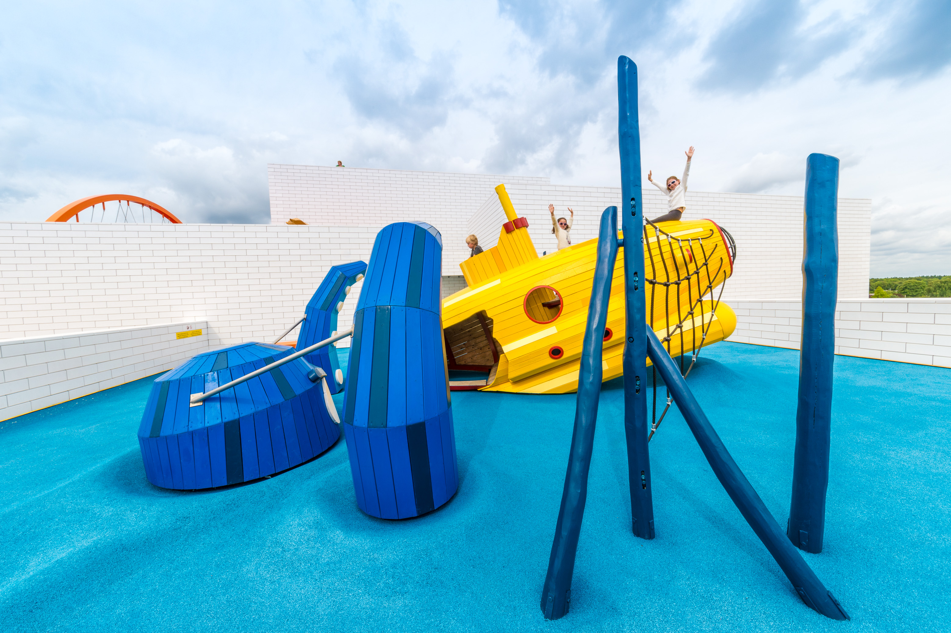Danemark, Jutland, Billund, Lego® House est le centre d'expérimentations Lego® destiné au grand public avec 25 millions de briques à disposition sur 12 000 m2 selon six zones : la zone rouge dédiée aux compétences créatives, la zone verte pour développer ses compétences sociales, la zone jaune pour exprimer ses compétences émotionnelles, la zone bleue pour l'éveil des compétences cognitives, la zone des oeuvres monumentales et le musée historique en sous-sol, ici une vue des aires de jeux à l'extérieur, PR // Denmark, Jutland, Billund, Lego® House is the Lego® experimental center for the general public with 25 million bricks available over 12,000 m2 in six zones: the red zone dedicated to creative skills, the green zone to develop social skills, the yellow zone to express emotional skills, the blue zone for the awakening of cognitive skills, the zone of monumental works and the historical museum in the basement, here a view of the playgrounds outside, PR