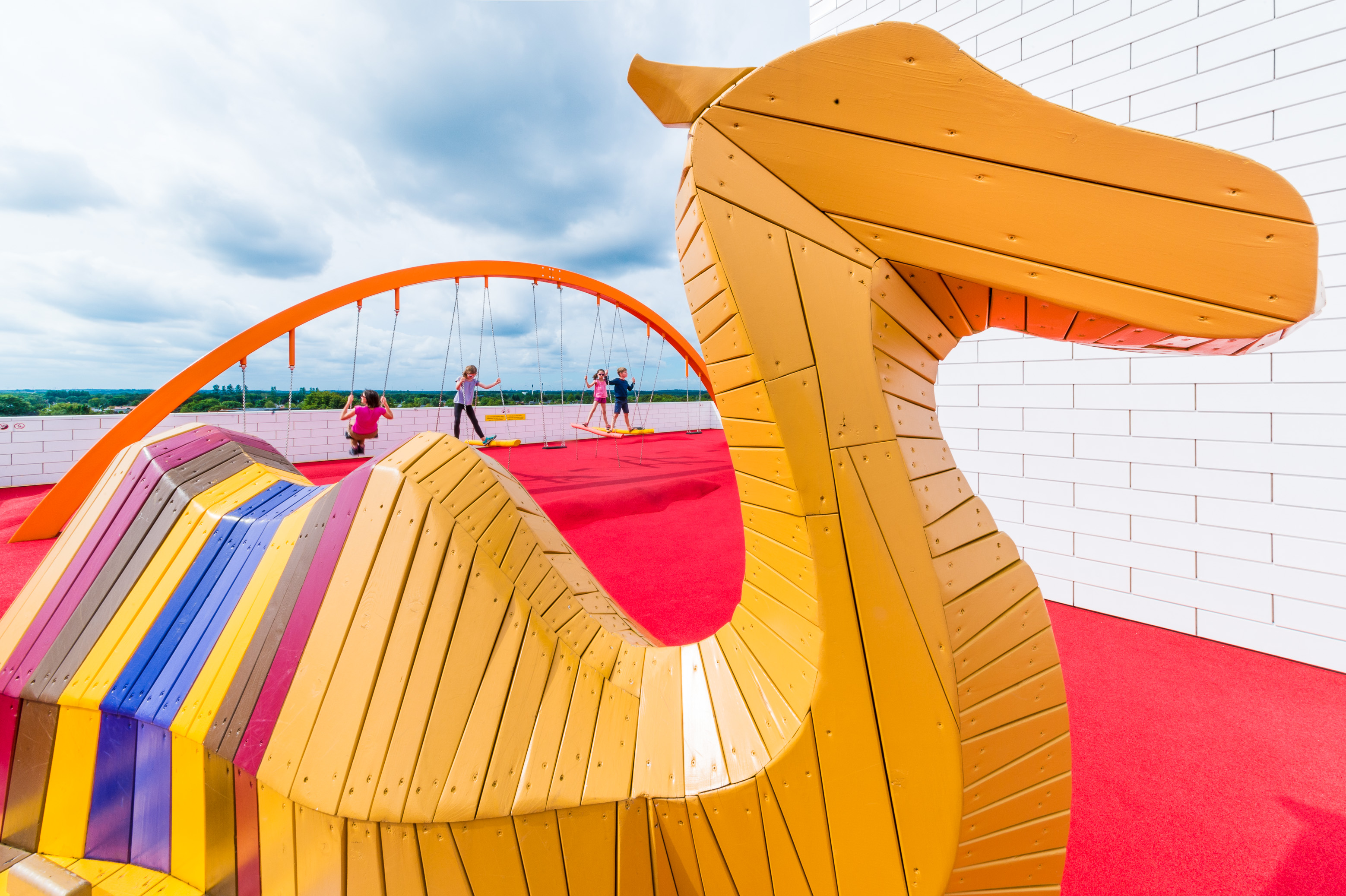Danemark, Jutland, Billund, Lego® House est le centre d'expérimentations Lego® destiné au grand public avec 25 millions de briques à disposition sur 12 000 m2 selon six zones : la zone rouge dédiée aux compétences créatives, la zone verte pour développer ses compétences sociales, la zone jaune pour exprimer ses compétences émotionnelles, la zone bleue pour l'éveil des compétences cognitives, la zone des oeuvres monumentales et le musée historique en sous-sol, ici une vue des aires de jeux à l'extérieur, PR // Denmark, Jutland, Billund, Lego® House is the Lego® experimental center for the general public with 25 million bricks available over 12,000 m2 in six zones: the red zone dedicated to creative skills, the green zone to develop social skills, the yellow zone to express emotional skills, the blue zone for the awakening of cognitive skills, the zone of monumental works and the historical museum in the basement, here a view of the playgrounds outside, PR