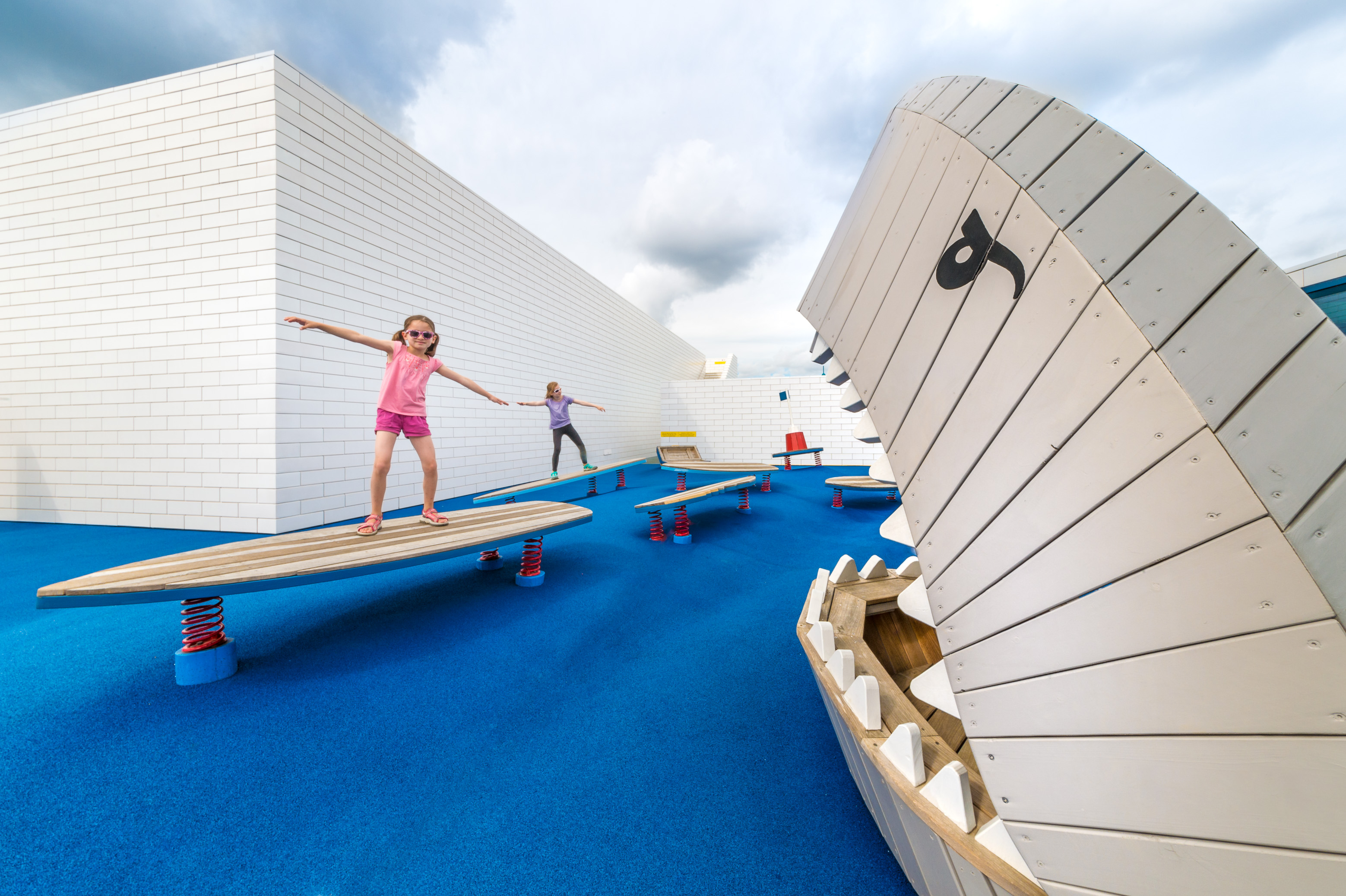 Danemark, Jutland, Billund, Lego® House est le centre d'expérimentations Lego® destiné au grand public avec 25 millions de briques à disposition sur 12 000 m2 selon six zones : la zone rouge dédiée aux compétences créatives, la zone verte pour développer ses compétences sociales, la zone jaune pour exprimer ses compétences émotionnelles, la zone bleue pour l'éveil des compétences cognitives, la zone des oeuvres monumentales et le musée historique en sous-sol, ici une vue des aires de jeux à l'extérieur, MR PR // Denmark, Jutland, Billund, Lego® House is the Lego® experimental center for the general public with 25 million bricks available over 12,000 m2 in six zones: the red zone dedicated to creative skills, the green zone to develop social skills, the yellow zone to express emotional skills, the blue zone for the awakening of cognitive skills, the zone of monumental works and the historical museum in the basement, here a view of the playgrounds outside, MR PR