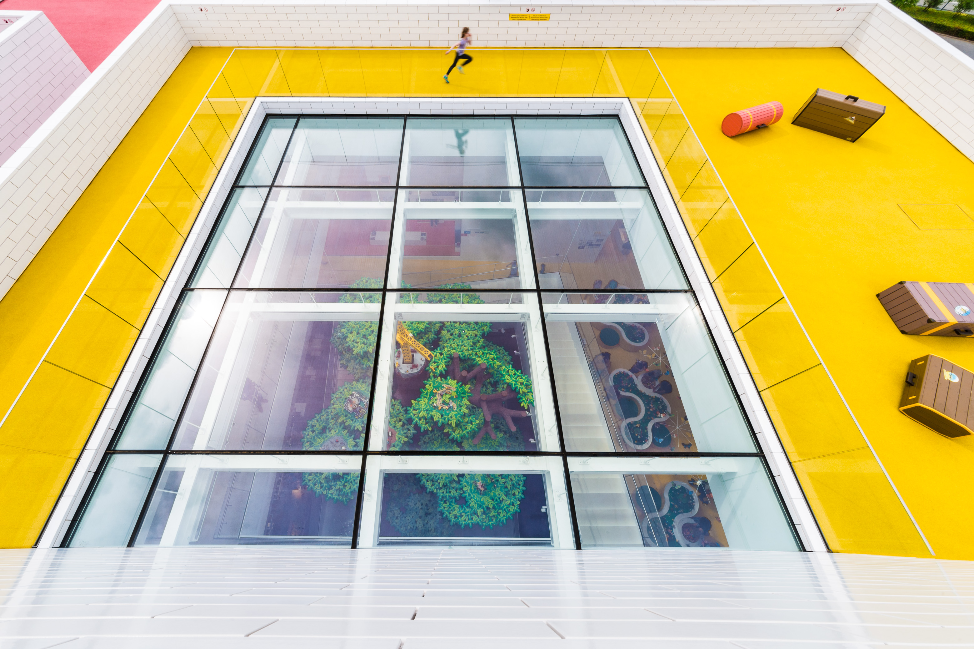 Danemark, Jutland, Billund, Lego® House est le centre d'expérimentations Lego® destiné au grand public avec 25 millions de briques à disposition sur 12 000 m2 selon six zones : la zone rouge dédiée aux compétences créatives, la zone verte pour développer ses compétences sociales, la zone jaune pour exprimer ses compétences émotionnelles, la zone bleue pour l'éveil des compétences cognitives, la zone des oeuvres monumentales et le musée historique en sous-sol, ici une vue des aires de jeux à l'extérieur, MR PR // Denmark, Jutland, Billund, Lego® House is the Lego® experimental center for the general public with 25 million bricks available over 12,000 m2 in six zones: the red zone dedicated to creative skills, the green zone to develop social skills, the yellow zone to express emotional skills, the blue zone for the awakening of cognitive skills, the zone of monumental works and the historical museum in the basement, here a view of the playgrounds outside, MR PR