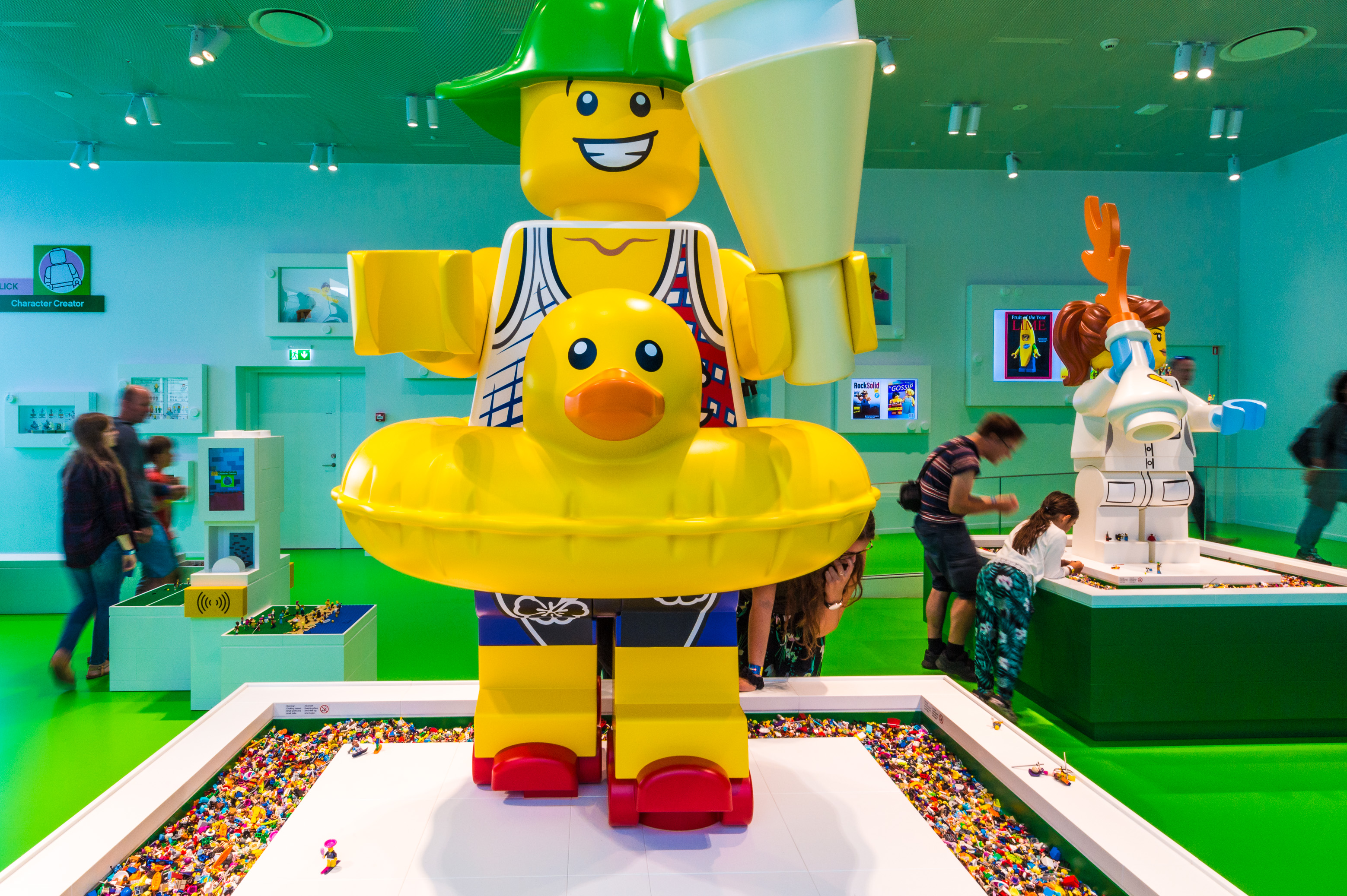 Danemark, Jutland, Billund, Lego® House est le centre d'expérimentations Lego® destiné au grand public avec 25 millions de briques à disposition sur 12 000 m2 selon six zones : la zone rouge dédiée aux compétences créatives, ici la zone verte pour développer ses compétences sociales, la zone jaune pour exprimer ses compétences émotionnelles, la zone bleue pour l'éveil des compétences cognitives, la zone des oeuvres monumentales et le musée historique en sous-sol, PR // Denmark, Jutland, Billund, Lego® House is the Lego® experimental center for the general public with 25 million bricks available over 12,000 m2 in six zones: the red zone dedicated to creative skills, here the green zone to develop social skills, the yellow zone to express emotional skills, the blue zone for the awakening of cognitive skills, the zone of monumental works and the underground historical museum, PR
