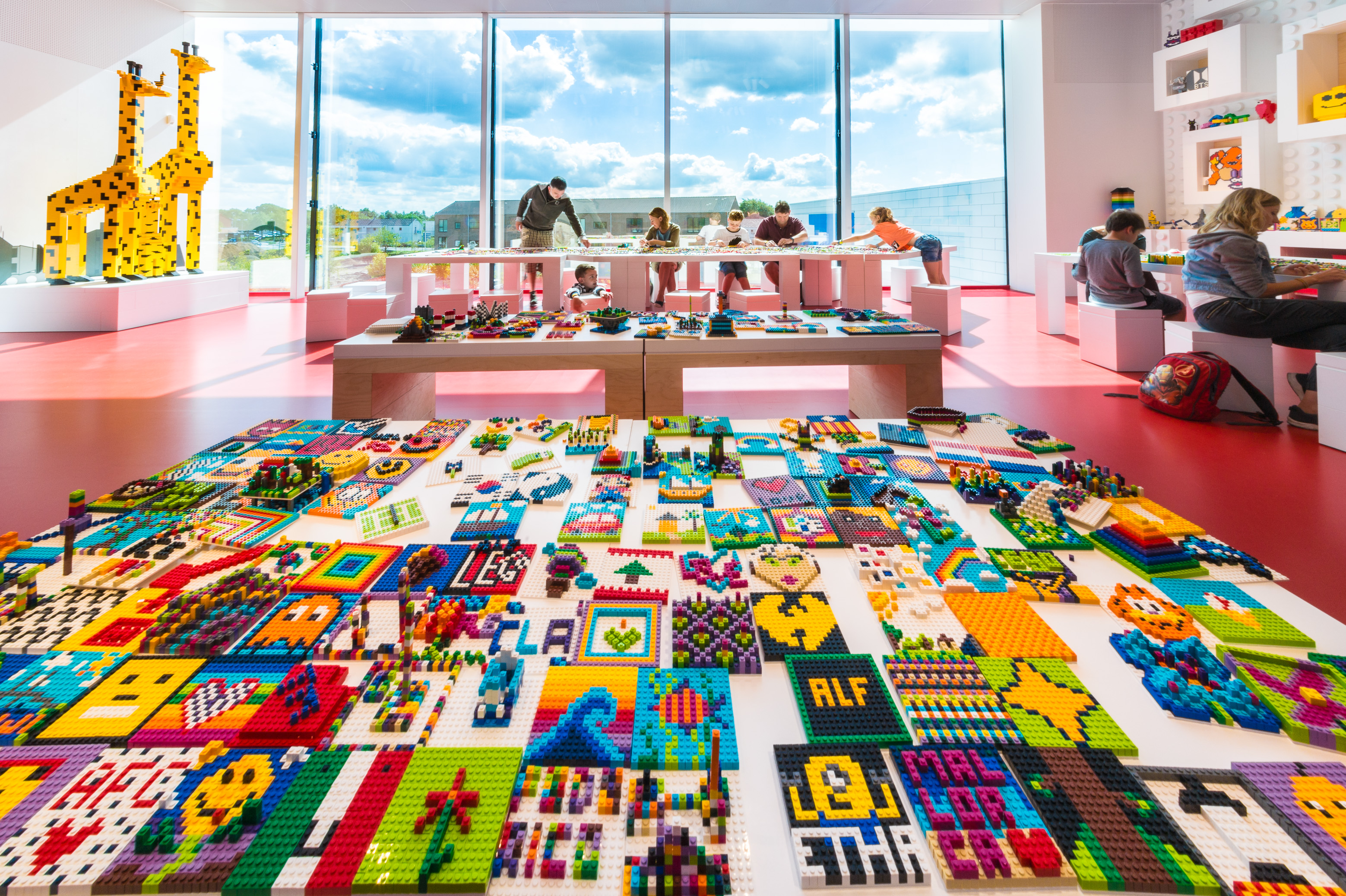 Danemark, Jutland, Billund, Lego® House est le centre d'expérimentations Lego® destiné au grand public avec 25 millions de briques à disposition sur 12 000 m2 selon six zones : ici la zone rouge dédiée aux compétences créatives, mais aussi la zone verte pour développer ses compétences sociales, la zone jaune pour exprimer ses compétences émotionnelles, la zone bleue pour l'éveil des compétences cognitives, la zone des oeuvres monumentales et le musée historique en sous-sol, PR // Denmark, Jutland, Billund, Lego® House is the Lego® experimental center for the general public with 25 million bricks available over 12,000 m2 in six zones: here the red zone dedicated to creative skills, but also the green zone to develop social skills, the yellow zone to express emotional skills, the blue zone for the awakening of cognitive skills, the zone of monumental works and the underground historical museum, PR
