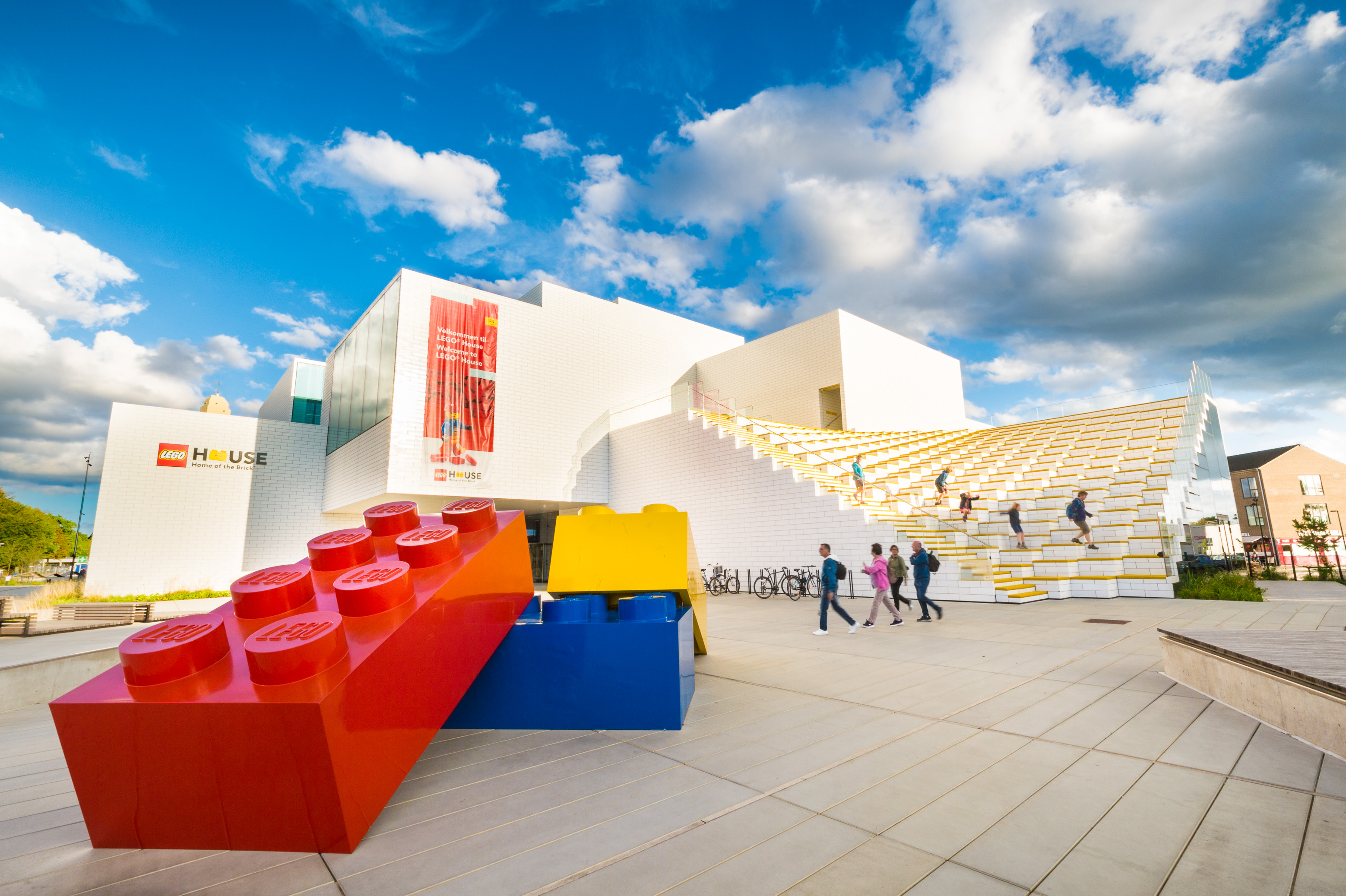 Danemark, Jutland, Billund, Lego® House est le centre d'expérimentations Lego® destiné au grand public avec 25 millions de briques à disposition sur 12 000 m2 selon six zones : la zone rouge dédiée aux compétences créatives, la zone verte pour développer ses compétences sociales, la zone jaune pour exprimer ses compétences émotionnelles, la zone bleue pour l'éveil des compétences cognitives, la zone des oeuvres monumentales et le musée historique en sous-sol, ici une vue des aires de jeux à l'extérieur, PR // Denmark, Jutland, Billund, Lego® House is the Lego® experimental center for the general public with 25 million bricks available over 12,000 m2 in six zones: the red zone dedicated to creative skills, the green zone to develop social skills, the yellow zone to express emotional skills, the blue zone for the awakening of cognitive skills, the zone of monumental works and the historical museum in the basement, here a view of the playgrounds outside, PR