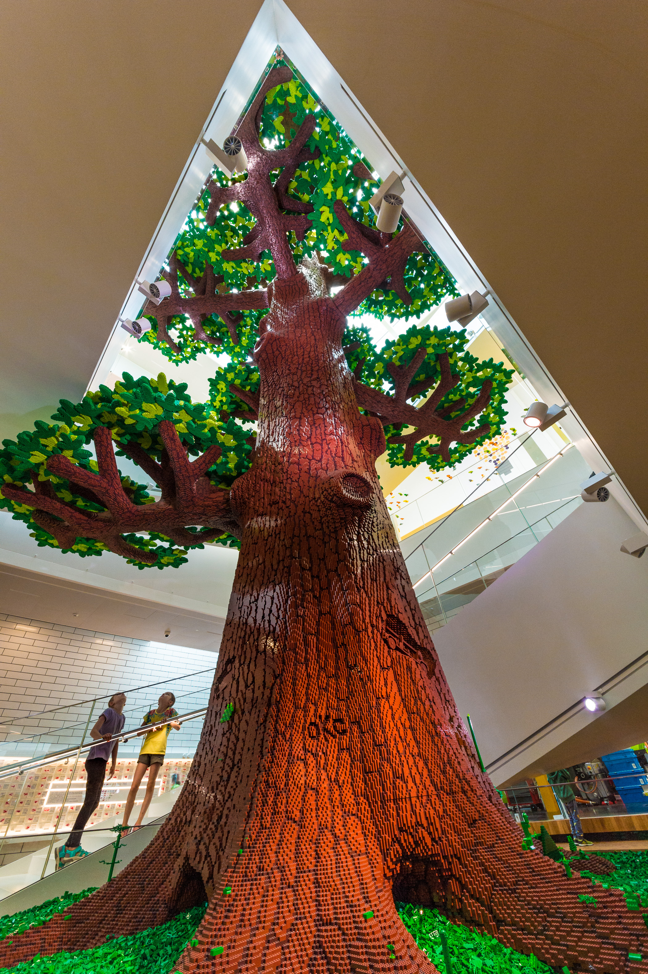 Danemark, Jutland, Billund, L'arbre de la créativité - sculpture monumentale à l'entrée de la Lego® House, le centre d'expérimentations Lego® destiné au grand public avec 25 millions de briques à disposition sur 12 000 m2 selon six zones : la zone rouge dédiée aux compétences créatives, la zone verte pour développer ses compétences sociales, la zone jaune pour exprimer ses compétences émotionnelles, la zone bleue pour l'éveil des compétences cognitives, la zone des oeuvres monumentales et le musée historique en sous-sol, MR PR // Denmark, Jutland, Billund, The Tree of Creativity - monumental sculpture at the entrance of the Lego® House, the Lego® experimentation center for the general public with 25 million bricks available over 12,000 m2 in six zones : the red zone dedicated to creative skills, the green zone to develop social skills, the yellow zone to express emotional skills, the blue zone for awakening cognitive skills, the zone of monumental works and the historical museum in sub- ground, MR PR