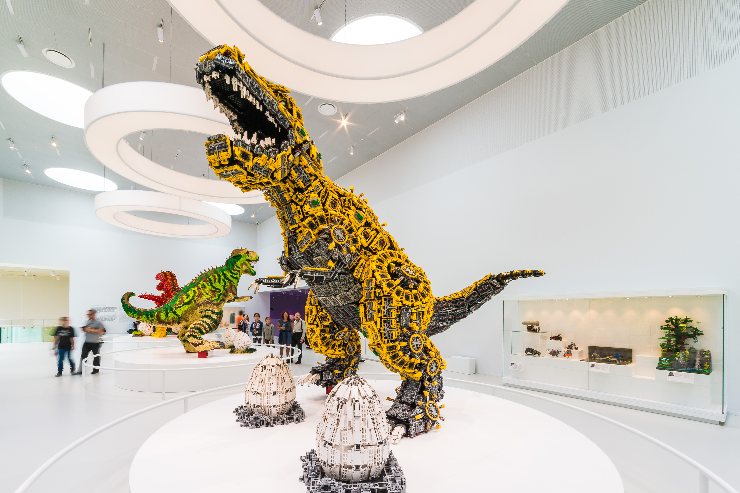 Danemark, Jutland, Billund, Lego® House est le centre d'expérimentations Lego® destiné au grand public avec 25 millions de briques à disposition sur 12 000 m2 selon six zones : la zone rouge dédiée aux compétences créatives, la zone verte pour développer ses compétences sociales, la zone jaune pour exprimer ses compétences émotionnelles, la zone bleue pour l'éveil des compétences cognitives, ici la zone des oeuvres monumentales et le musée historique en sous-sol, PR // Denmark, Jutland, Billund, Lego® House is the Lego® experimental center for the general public with 25 million bricks available over 12,000 m2 in six zones: the red zone dedicated to creative skills, the green zone to develop social skills, the yellow zone to express emotional skills, the blue zone for the awakening of cognitive skills, here the zone of monumental works and the underground historical museum, PR