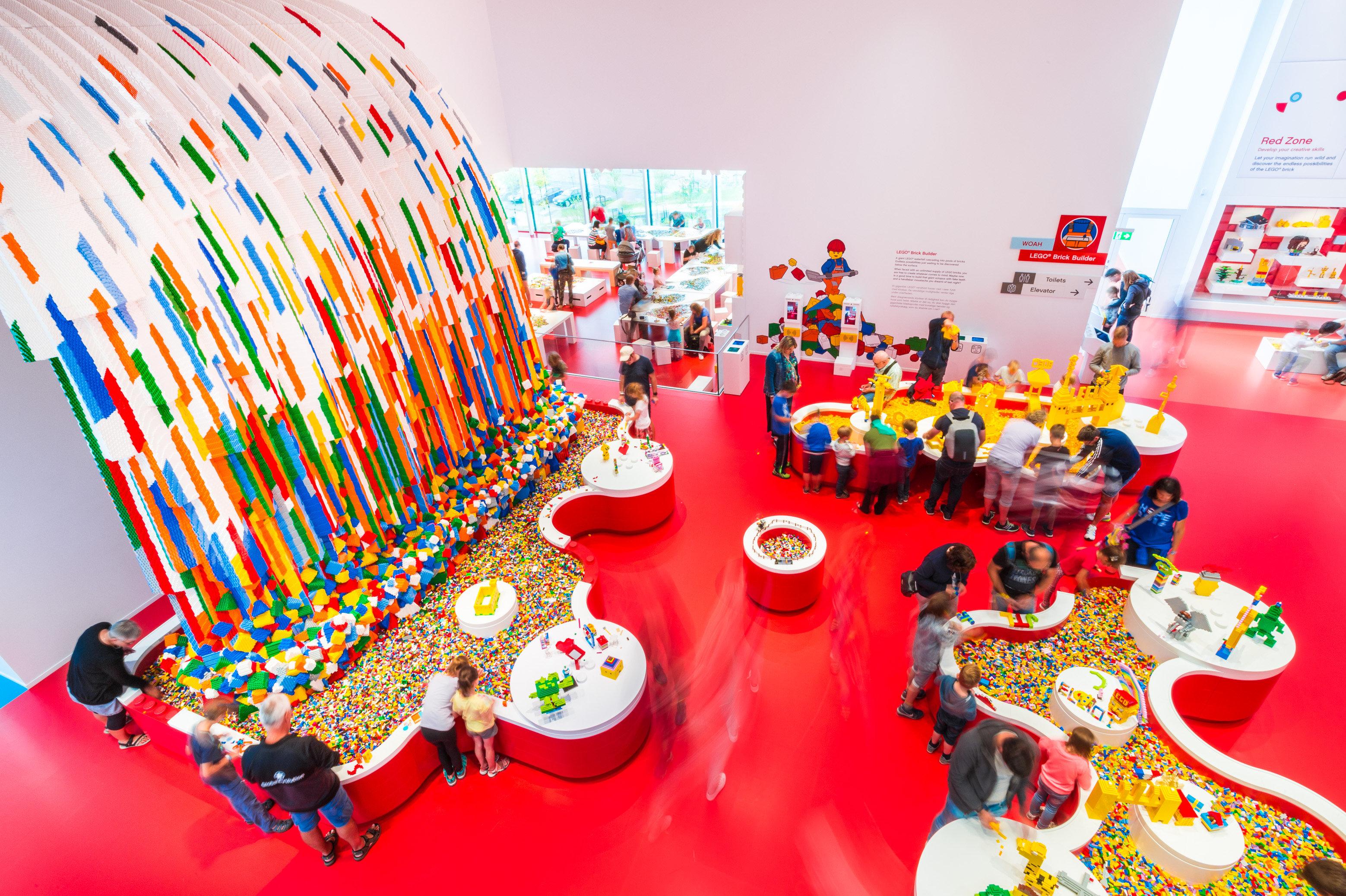 Danemark, Jutland, Billund, Lego® House est le centre d'expérimentations Lego® destiné au grand public avec 25 millions de briques à disposition sur 12 000 m2 selon six zones : ici la zone rouge dédiée aux compétences créatives, mais aussi la zone verte pour développer ses compétences sociales, la zone jaune pour exprimer ses compétences émotionnelles, la zone bleue pour l'éveil des compétences cognitives, la zone des oeuvres monumentales et le musée historique en sous-sol, PR // Denmark, Jutland, Billund, Lego® House is the Lego® experimental center for the general public with 25 million bricks available over 12,000 m2 in six zones: here the red zone dedicated to creative skills, but also the green zone to develop social skills, the yellow zone to express emotional skills, the blue zone for the awakening of cognitive skills, the zone of monumental works and the underground historical museum, PR