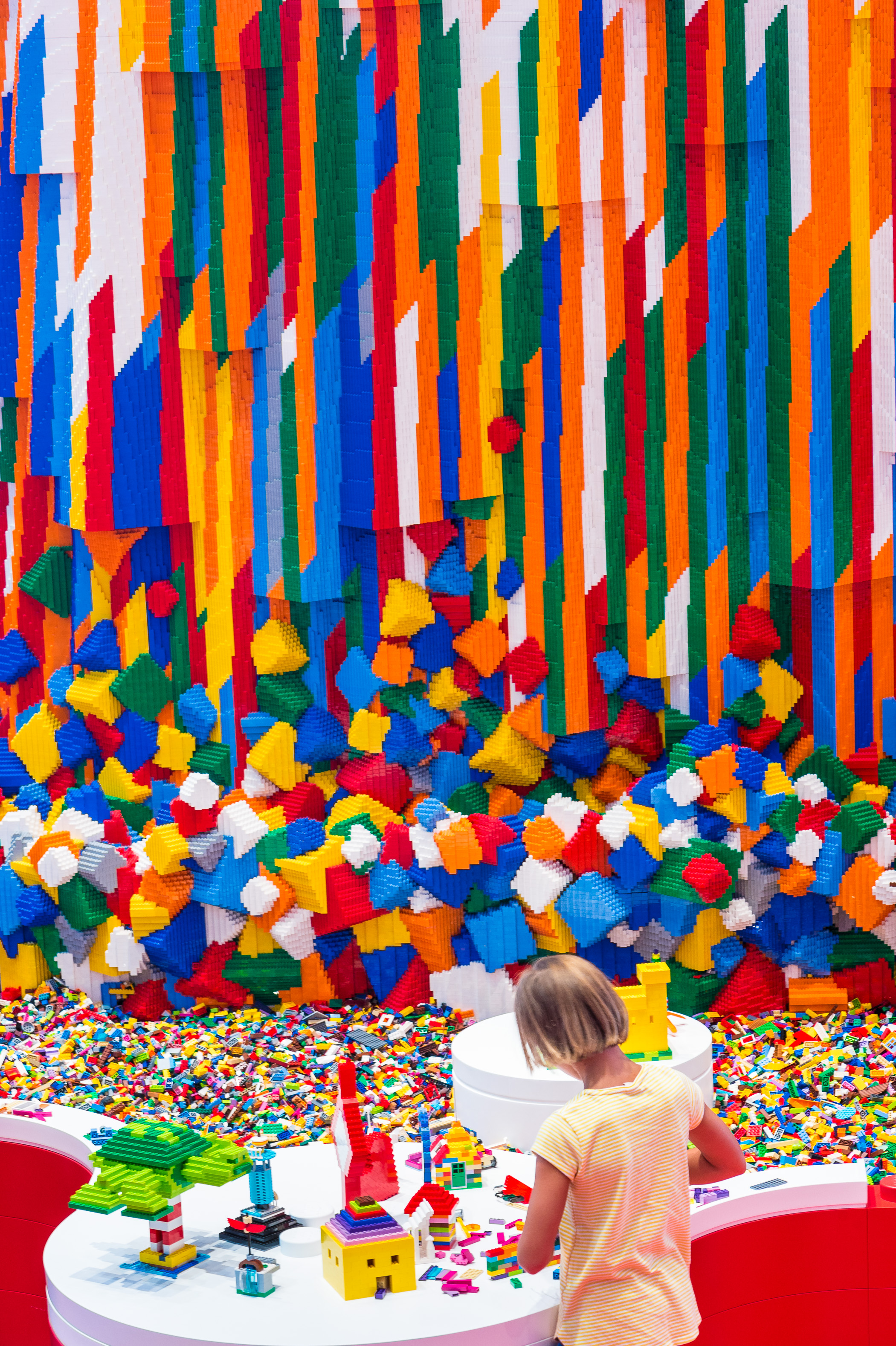 Danemark, Jutland, Billund, Lego® House est le centre d'expérimentations Lego® destiné au grand public avec 25 millions de briques à disposition sur 12 000 m2 selon six zones : ici la zone rouge dédiée aux compétences créatives, mais aussi la zone verte pour développer ses compétences sociales, la zone jaune pour exprimer ses compétences émotionnelles, la zone bleue pour l'éveil des compétences cognitives, la zone des oeuvres monumentales et le musée historique en sous-sol, PR // Denmark, Jutland, Billund, Lego® House is the Lego® experimental center for the general public with 25 million bricks available over 12,000 m2 in six zones: here the red zone dedicated to creative skills, but also the green zone to develop social skills, the yellow zone to express emotional skills, the blue zone for the awakening of cognitive skills, the zone of monumental works and the underground historical museum, PR