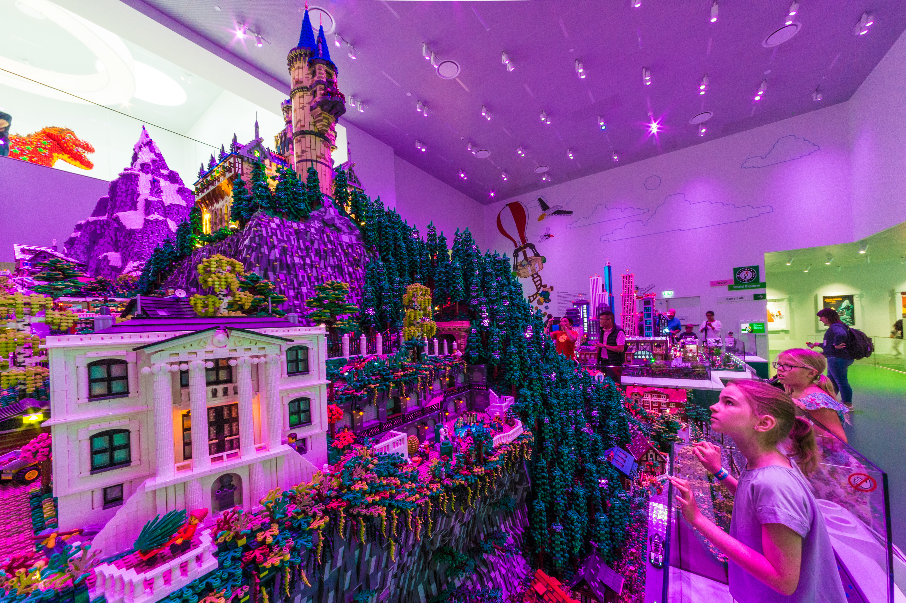 Danemark, Jutland, Billund, Lego® House est le centre d'expérimentations Lego® destiné au grand public avec 25 millions de briques à disposition sur 12 000 m2 selon six zones : la zone rouge dédiée aux compétences créatives, ici la zone verte pour développer ses compétences sociales, la zone jaune pour exprimer ses compétences émotionnelles, la zone bleue pour l'éveil des compétences cognitives, la zone des oeuvres monumentales et le musée historique en sous-sol, PR // Denmark, Jutland, Billund, Lego® House is the Lego® experimental center for the general public with 25 million bricks available over 12,000 m2 in six zones: the red zone dedicated to creative skills, here the green zone to develop social skills, the yellow zone to express emotional skills, the blue zone for the awakening of cognitive skills, the zone of monumental works and the underground historical museum, PR