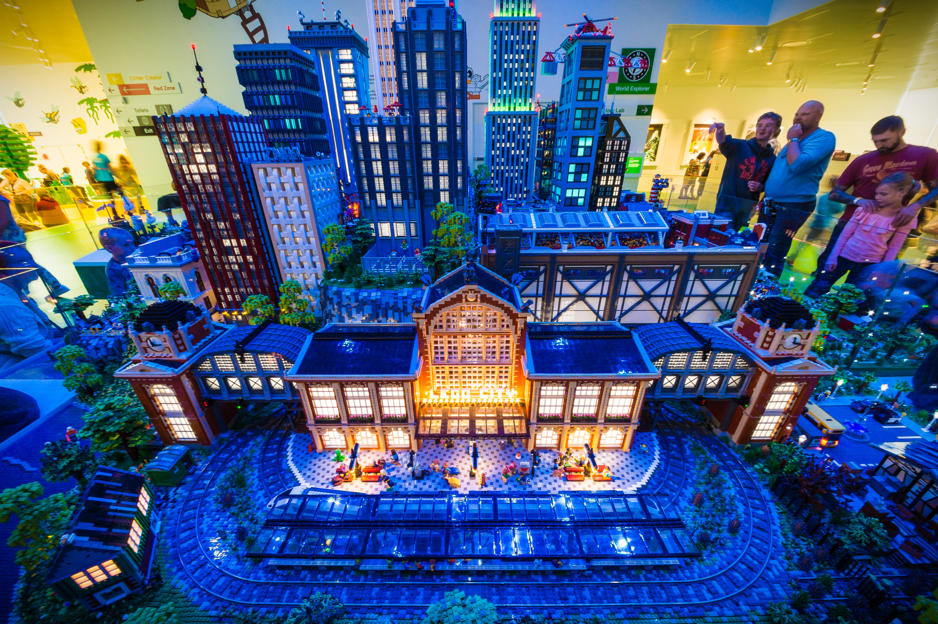 Danemark, Jutland, Billund, Lego® House est le centre d'expérimentations Lego® destiné au grand public avec 25 millions de briques à disposition sur 12 000 m2 selon six zones : la zone rouge dédiée aux compétences créatives, ici la zone verte pour développer ses compétences sociales, la zone jaune pour exprimer ses compétences émotionnelles, la zone bleue pour l'éveil des compétences cognitives, la zone des oeuvres monumentales et le musée historique en sous-sol, PR // Denmark, Jutland, Billund, Lego® House is the Lego® experimental center for the general public with 25 million bricks available over 12,000 m2 in six zones: the red zone dedicated to creative skills, here the green zone to develop social skills, the yellow zone to express emotional skills, the blue zone for the awakening of cognitive skills, the zone of monumental works and the underground historical museum, PR