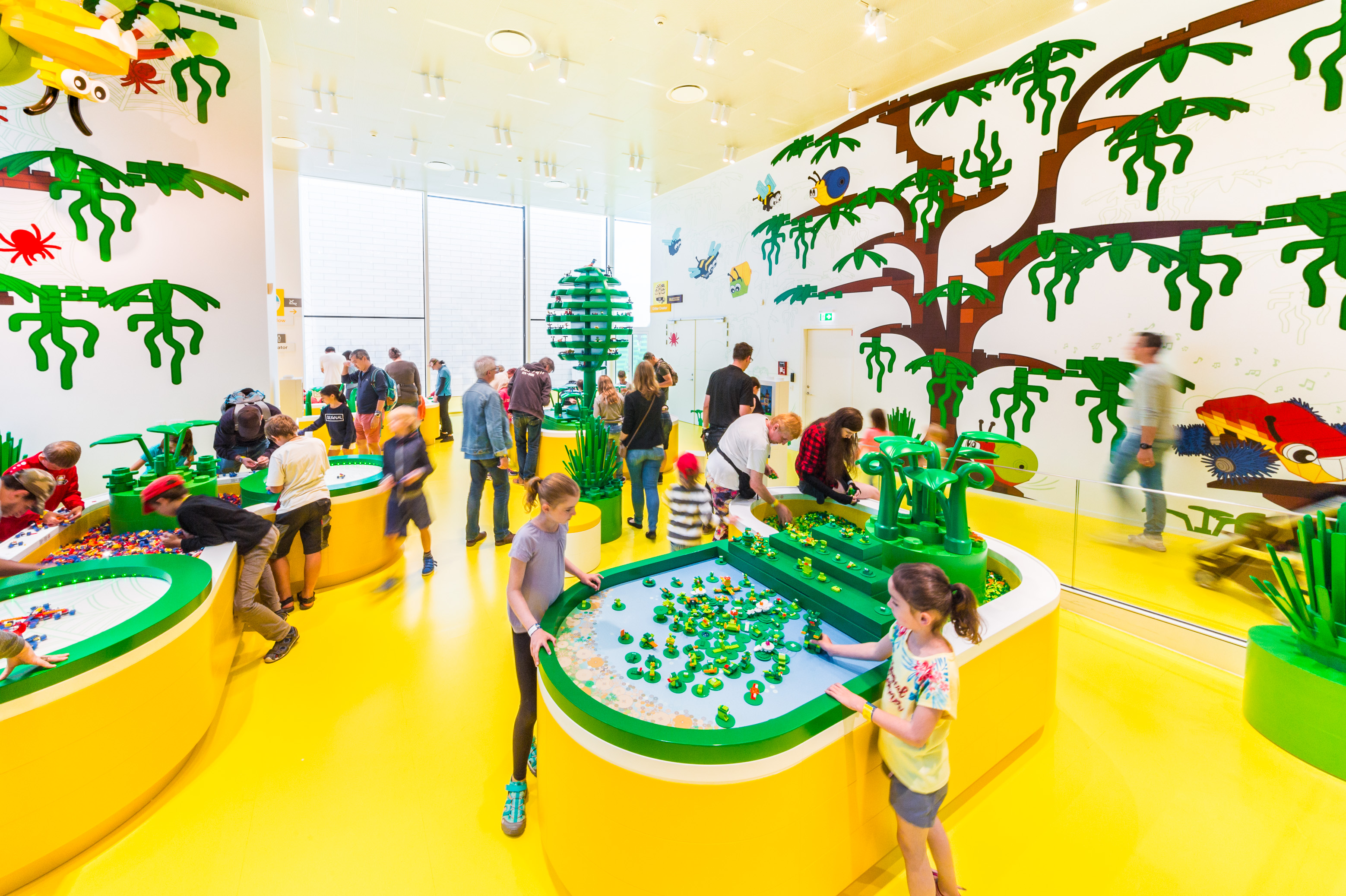 Danemark, Jutland, Billund, Lego® House est le centre d'expérimentations Lego® destiné au grand public avec 25 millions de briques à disposition sur 12 000 m2 selon six zones : la zone rouge dédiée aux compétences créatives, la zone verte pour développer ses compétences sociales, ici la zone jaune pour exprimer ses compétences émotionnelles, la zone bleue pour l'éveil des compétences cognitives, la zone des oeuvres monumentales et le musée historique en sous-sol, PR // Denmark, Jutland, Billund, Lego® House is the Lego® experimental center for the general public with 25 million bricks available over 12,000 m2 in six zones: the red zone dedicated to creative skills, the green zone to develop social skills, here the yellow zone to express emotional skills, the blue zone for the awakening of cognitive skills, the area of monumental works and the underground historical museum, PR