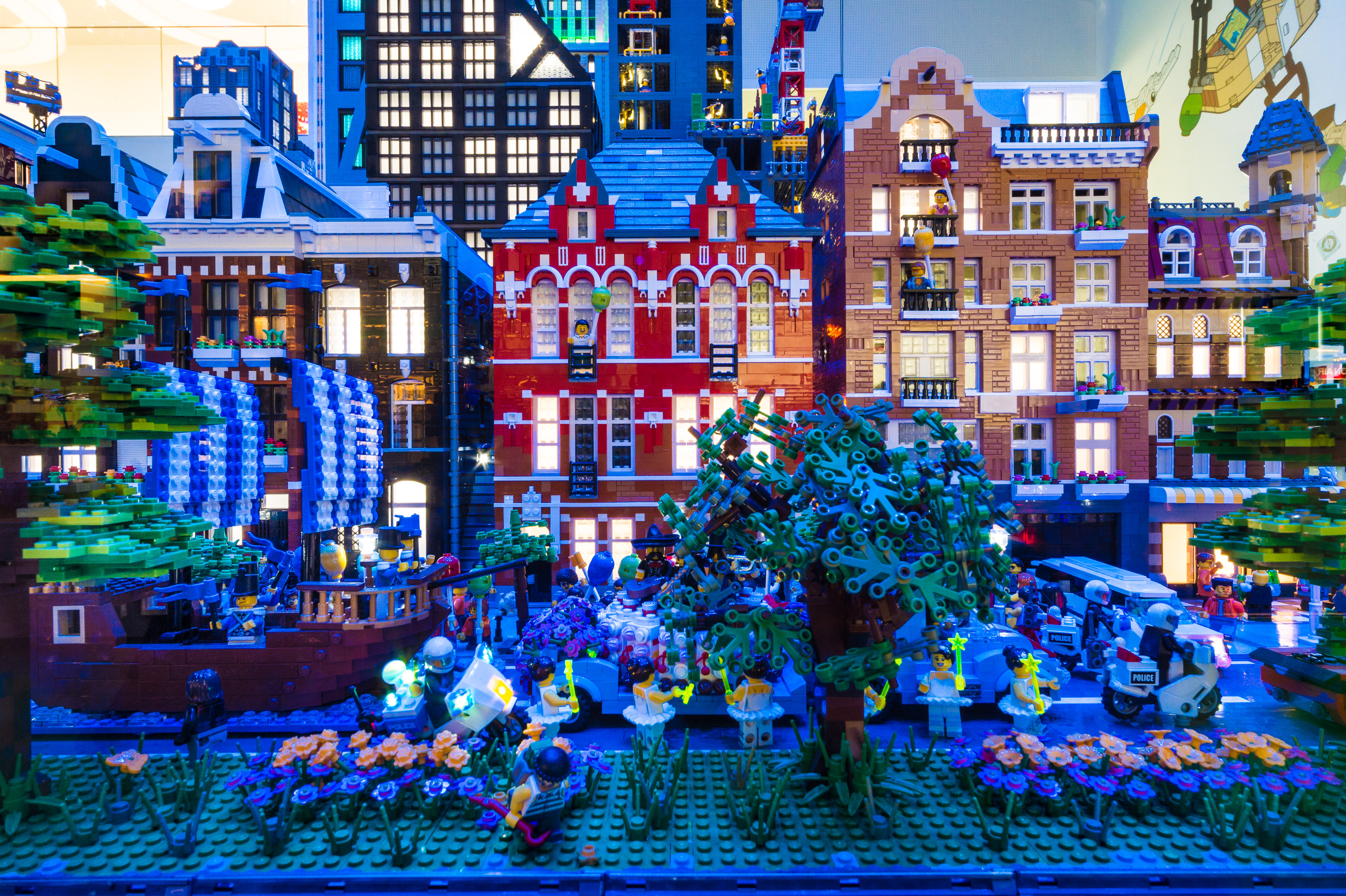 Danemark, Jutland, Billund, Lego® House est le centre d'expérimentations Lego® destiné au grand public avec 25 millions de briques à disposition sur 12 000 m2 selon six zones : la zone rouge dédiée aux compétences créatives, ici la zone verte pour développer ses compétences sociales, la zone jaune pour exprimer ses compétences émotionnelles, la zone bleue pour l'éveil des compétences cognitives, la zone des oeuvres monumentales et le musée historique en sous-sol, PR // Denmark, Jutland, Billund, Lego® House is the Lego® experimental center for the general public with 25 million bricks available over 12,000 m2 in six zones: the red zone dedicated to creative skills, here the green zone to develop social skills, the yellow zone to express emotional skills, the blue zone for the awakening of cognitive skills, the zone of monumental works and the underground historical museum, PR