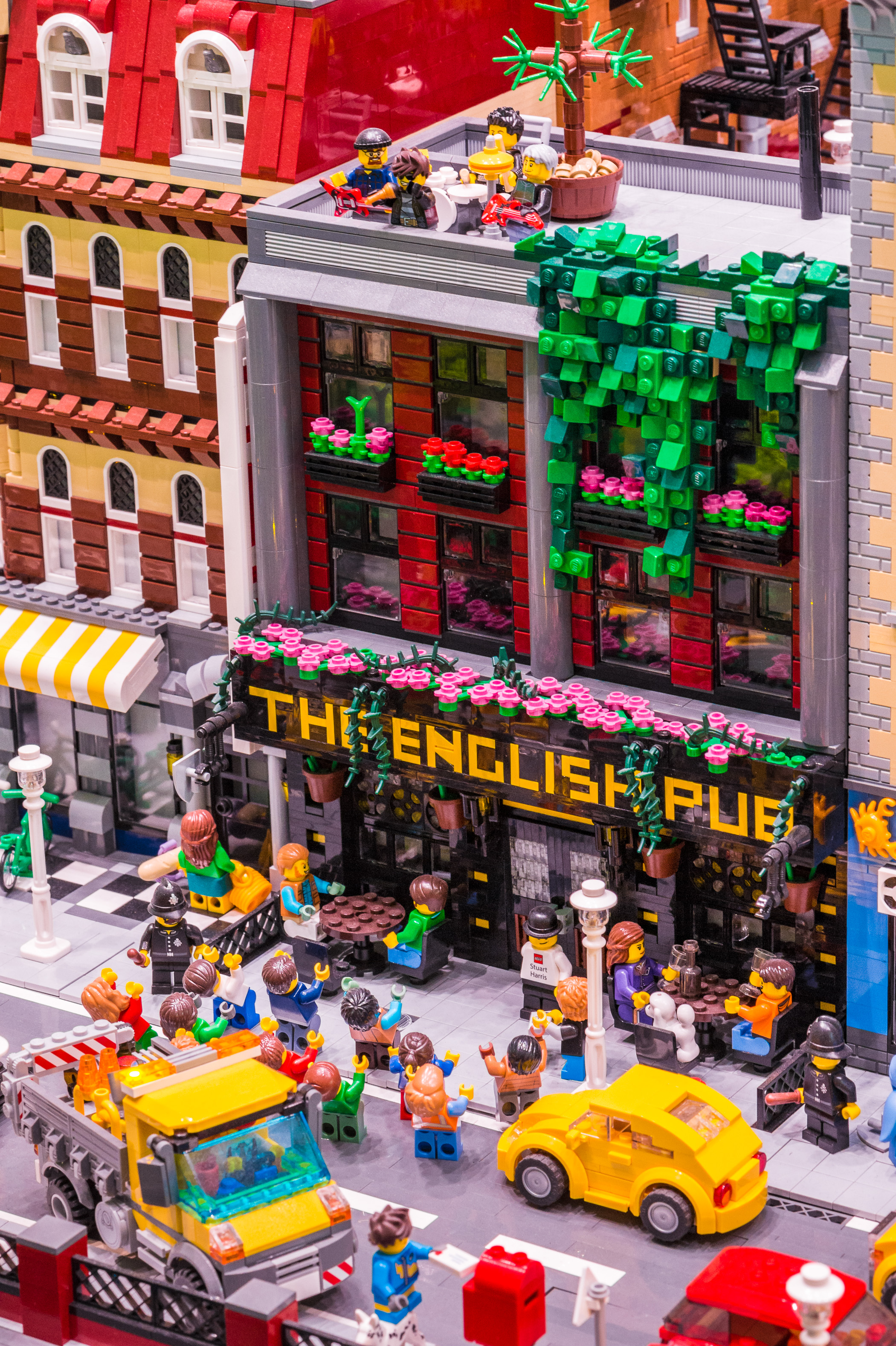 Danemark, Jutland, Billund, Lego® House est le centre d'expérimentations Lego® destiné au grand public avec 25 millions de briques à disposition sur 12 000 m2 selon six zones : la zone rouge dédiée aux compétences créatives, ici la zone verte pour développer ses compétences sociales, la zone jaune pour exprimer ses compétences émotionnelles, la zone bleue pour l'éveil des compétences cognitives, la zone des oeuvres monumentales et le musée historique en sous-sol, PR // Denmark, Jutland, Billund, Lego® House is the Lego® experimental center for the general public with 25 million bricks available over 12,000 m2 in six zones: the red zone dedicated to creative skills, here the green zone to develop social skills, the yellow zone to express emotional skills, the blue zone for the awakening of cognitive skills, the zone of monumental works and the underground historical museum, PR