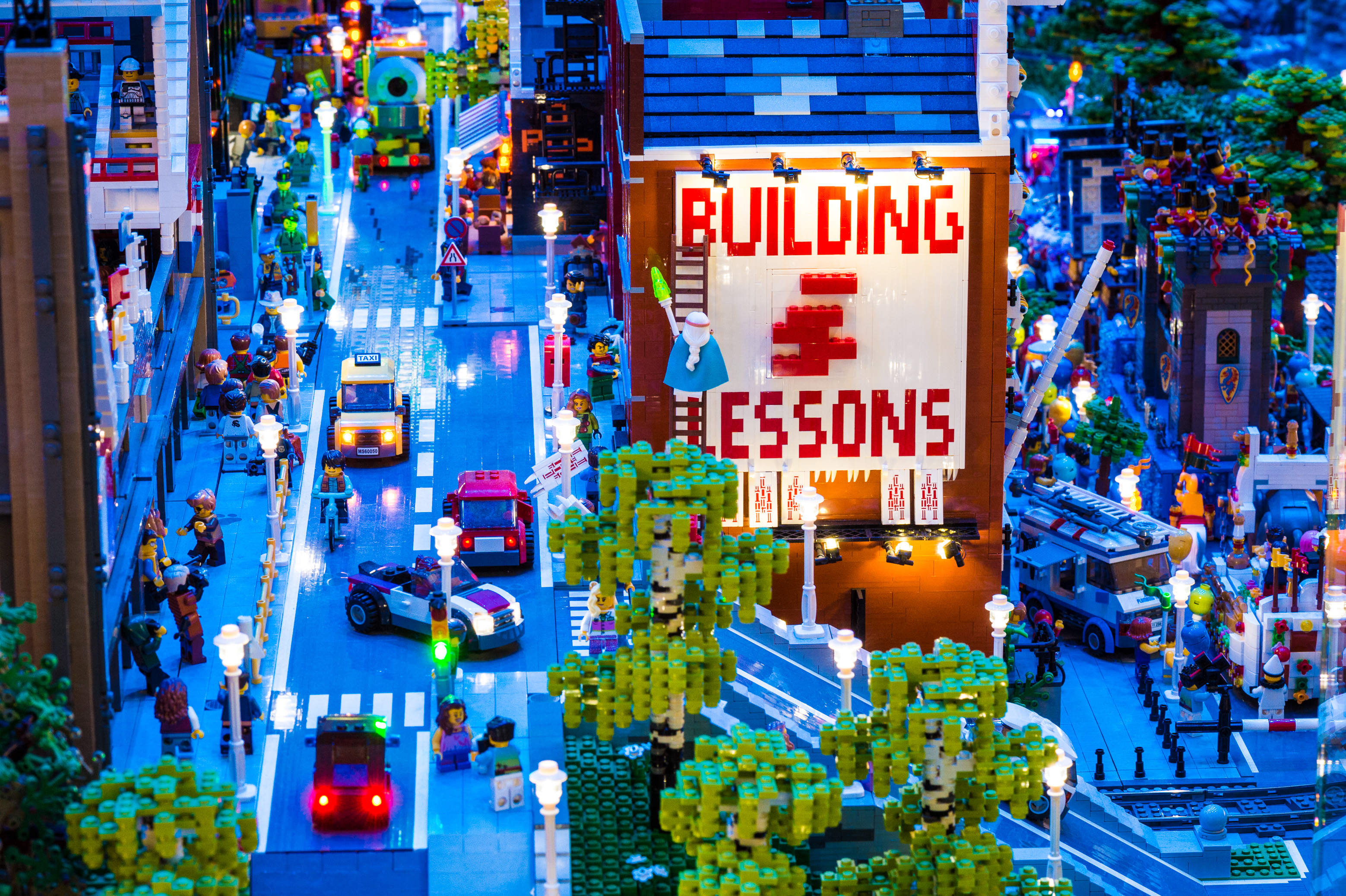 Danemark, Jutland, Billund, Lego® House est le centre d'expérimentations Lego® destiné au grand public avec 25 millions de briques à disposition sur 12 000 m2 selon six zones : la zone rouge dédiée aux compétences créatives, ici la zone verte pour développer ses compétences sociales, la zone jaune pour exprimer ses compétences émotionnelles, la zone bleue pour l'éveil des compétences cognitives, la zone des oeuvres monumentales et le musée historique en sous-sol, PR // Denmark, Jutland, Billund, Lego® House is the Lego® experimental center for the general public with 25 million bricks available over 12,000 m2 in six zones: the red zone dedicated to creative skills, here the green zone to develop social skills, the yellow zone to express emotional skills, the blue zone for the awakening of cognitive skills, the zone of monumental works and the underground historical museum, PR