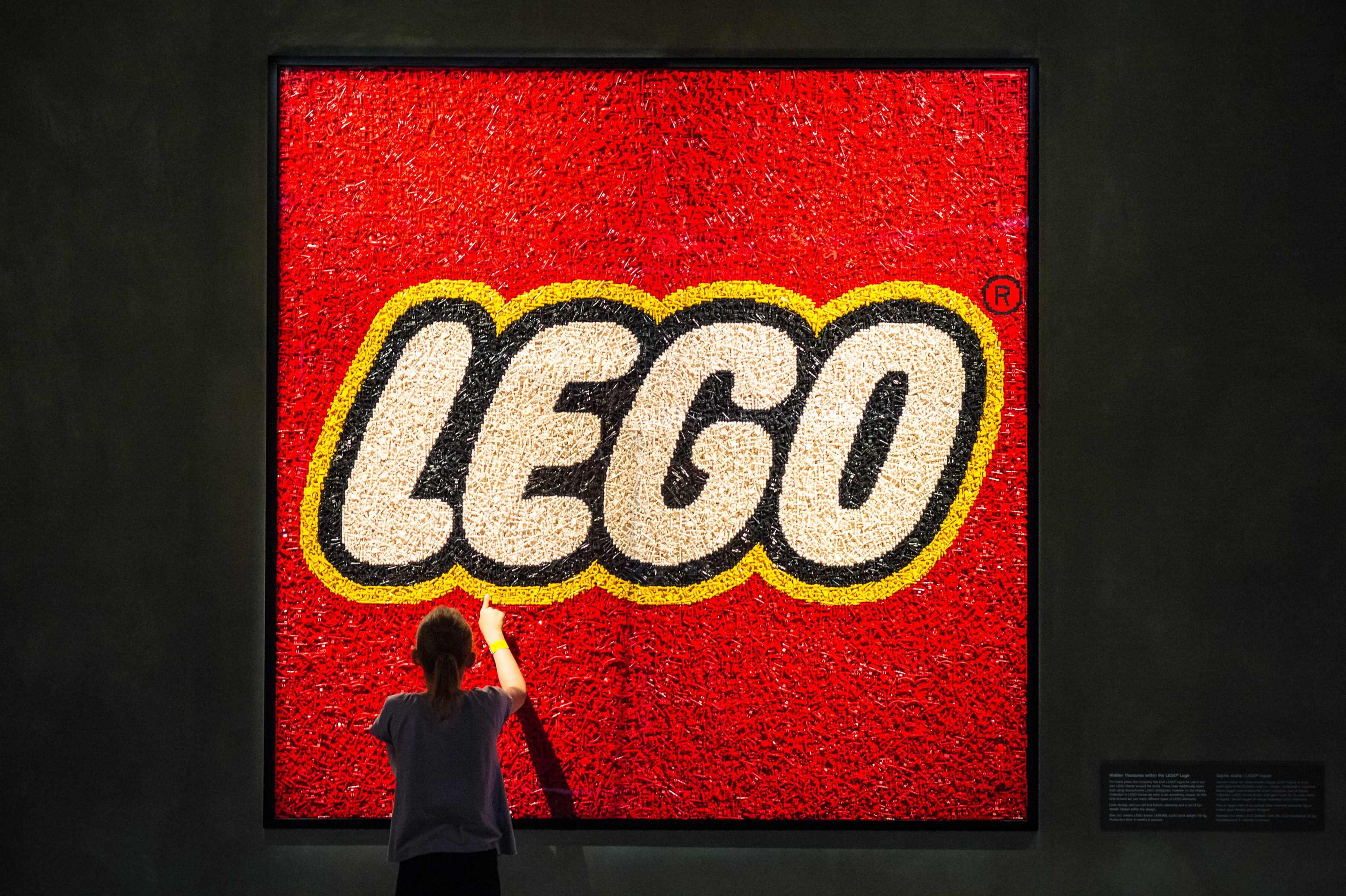 Danemark, Jutland, Billund, Lego® House est le centre d'expérimentations Lego® destiné au grand public avec 25 millions de briques à disposition sur 12 000 m2 selon six zones : la zone rouge dédiée aux compétences créatives, la zone verte pour développer ses compétences sociales, la zone jaune pour exprimer ses compétences émotionnelles, la zone bleue pour l'éveil des compétences cognitives, la zone des oeuvres monumentales et ici le musée historique en sous-sol, MR PR // Denmark, Jutland, Billund, Lego® House is the Lego® experimental center for the general public with 25 million bricks available over 12,000 m2 in six zones: the red zone dedicated to creative skills, the green zone to develop its social skills, the yellow zone to express his emotional skills, the blue zone for the awakening of cognitive skills, the zone of monumental works and here the underground historical museum, MR PR