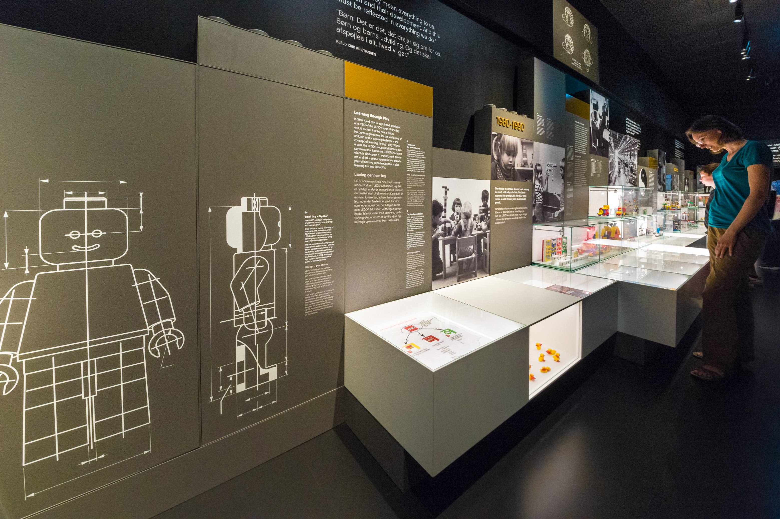Danemark, Jutland, Billund, Lego® House est le centre d'expérimentations Lego® destiné au grand public avec 25 millions de briques à disposition sur 12 000 m2 selon six zones : la zone rouge dédiée aux compétences créatives, la zone verte pour développer ses compétences sociales, la zone jaune pour exprimer ses compétences émotionnelles, la zone bleue pour l'éveil des compétences cognitives, la zone des oeuvres monumentales et ici le musée historique en sous-sol, MR PR // Denmark, Jutland, Billund, Lego® House is the Lego® experimental center for the general public with 25 million bricks available over 12,000 m2 in six zones: the red zone dedicated to creative skills, the green zone to develop its social skills, the yellow zone to express his emotional skills, the blue zone for the awakening of cognitive skills, the zone of monumental works and here the underground historical museum, MR PR