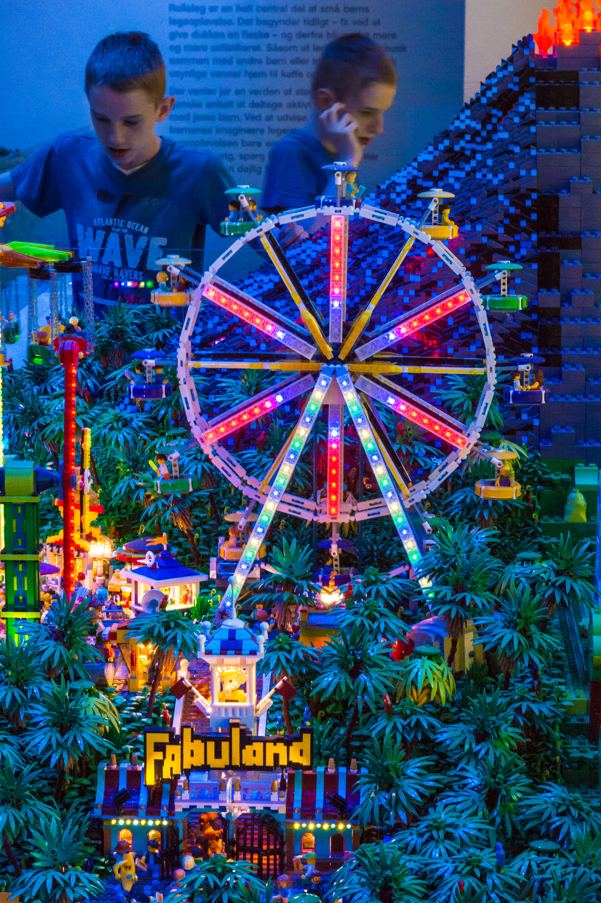 Danemark, Jutland, Billund, Lego® House est le centre d'expérimentations Lego® destiné au grand public avec 25 millions de briques à disposition sur 12 000 m2 selon six zones : la zone rouge dédiée aux compétences créatives, ici la zone verte pour développer ses compétences sociales, la zone jaune pour exprimer ses compétences émotionnelles, la zone bleue pour l'éveil des compétences cognitives, la zone des oeuvres monumentales et le musée historique en sous-sol, PR // Denmark, Jutland, Billund, Lego® House is the Lego® experimental center for the general public with 25 million bricks available over 12,000 m2 in six zones: the red zone dedicated to creative skills, here the green zone to develop social skills, the yellow zone to express emotional skills, the blue zone for the awakening of cognitive skills, the zone of monumental works and the underground historical museum, PR