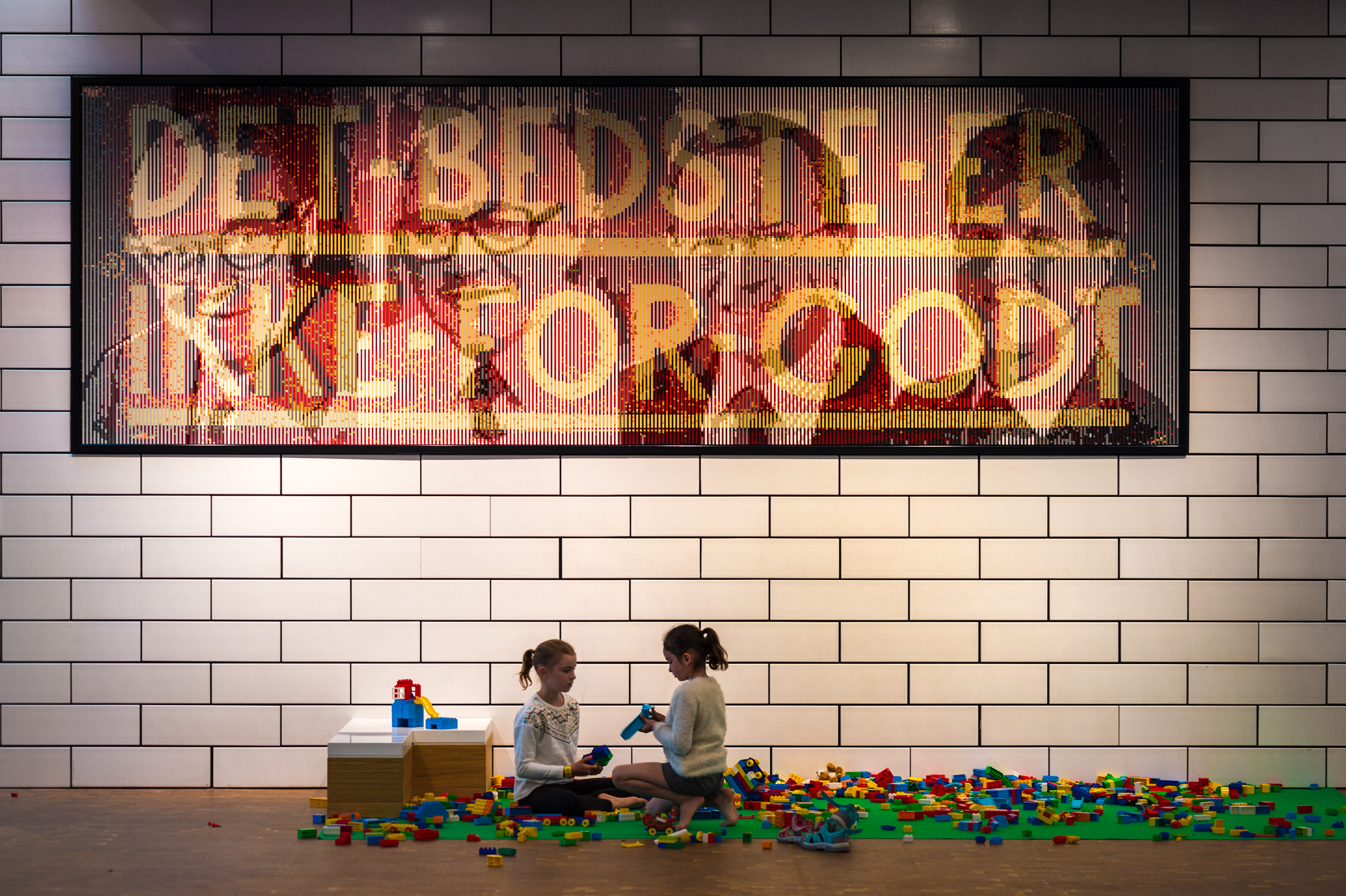Danemark, Jutland, Billund, Le nom Lego® est une abréviation de deux mots danois "leg godt" qui signifie "bien jouer", au mur un tableau en briques Lego® "Le meilleur est juste bien" la devise de la firme à l'entrée de la Lego® House, le centre d'expérimentations Lego® destiné au grand public avec 25 millions de briques à disposition sur 12 000 m2 selon six zones : la zone rouge dédiée aux compétences créatives, la zone verte pour développer ses compétences sociales, la zone jaune pour exprimer ses compétences émotionnelles, la zone bleue pour l'éveil des compétences cognitives, la zone des oeuvres monumentales et le musée historique en sous-sol, MR PR // Denmark, Jutland, Billund, The name Lego® is an abbreviation of two Danish words "leg godt" which means "play well", on the wall a Lego® brick board "The best is just right" the motto of the firm at the entrance of the Lego® House, the Lego® experimentation center for the general public with 25 million bricks available on 12,000 m2 according to six zones: the red zone dedicated to creative skills, the green zone to develop social skills, the yellow zone to express its emotional skills, the blue zone for awakening cognitive skills, the area of monumental works and the historical museum in the basement, MR PR