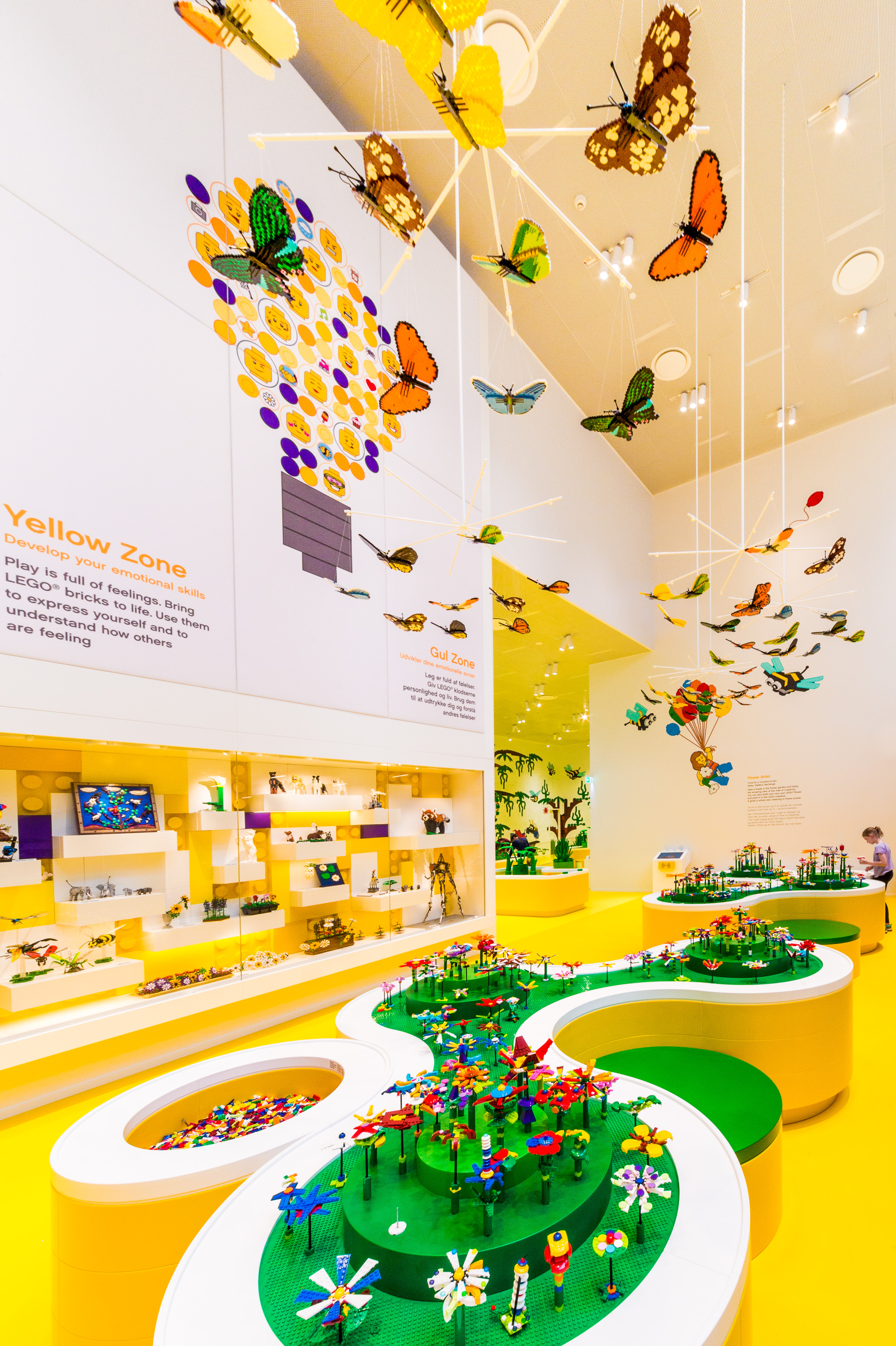 Danemark, Jutland, Billund, Lego® House est le centre d'expérimentations Lego® destiné au grand public avec 25 millions de briques à disposition sur 12 000 m2 selon six zones : la zone rouge dédiée aux compétences créatives, la zone verte pour développer ses compétences sociales, ici la zone jaune pour exprimer ses compétences émotionnelles, la zone bleue pour l'éveil des compétences cognitives, la zone des oeuvres monumentales et le musée historique en sous-sol, PR // Denmark, Jutland, Billund, Lego® House is the Lego® experimental center for the general public with 25 million bricks available over 12,000 m2 in six zones: the red zone dedicated to creative skills, the green zone to develop social skills, here the yellow zone to express emotional skills, the blue zone for the awakening of cognitive skills, the area of monumental works and the underground historical museum, PR
