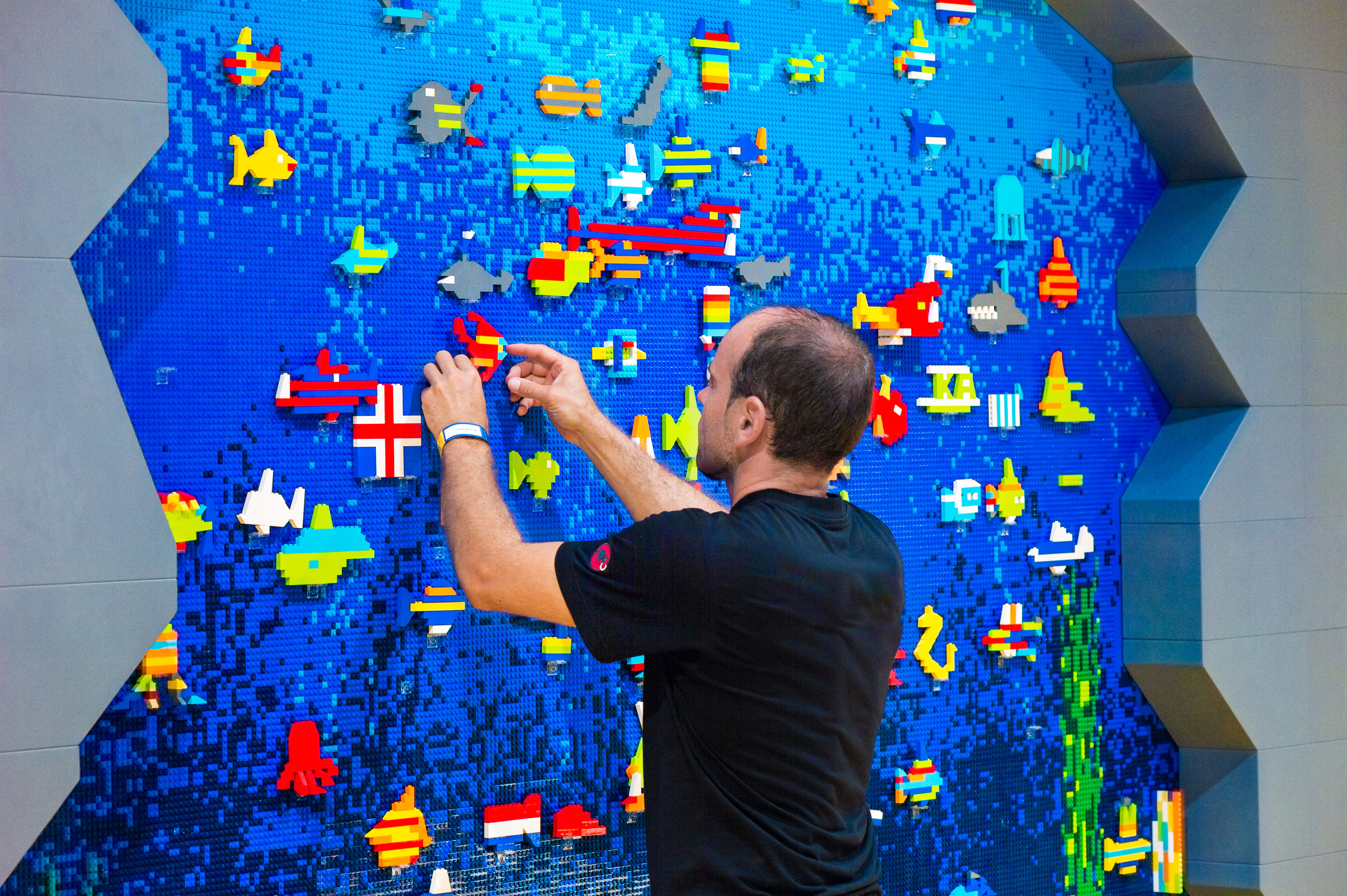 Danemark, Jutland, Billund, Lego® House est le centre d'expérimentations Lego® destiné au grand public avec 25 millions de briques à disposition sur 12 000 m2 selon six zones : la zone rouge dédiée aux compétences créatives, la zone verte pour développer ses compétences sociales, ici la zone jaune pour exprimer ses compétences émotionnelles, la zone bleue pour l'éveil des compétences cognitives, la zone des oeuvres monumentales et le musée historique en sous-sol, PR // Denmark, Jutland, Billund, Lego® House is the Lego® experimental center for the general public with 25 million bricks available over 12,000 m2 in six zones: the red zone dedicated to creative skills, the green zone to develop social skills, here the yellow zone to express emotional skills, the blue zone for the awakening of cognitive skills, the area of monumental works and the underground historical museum, PR