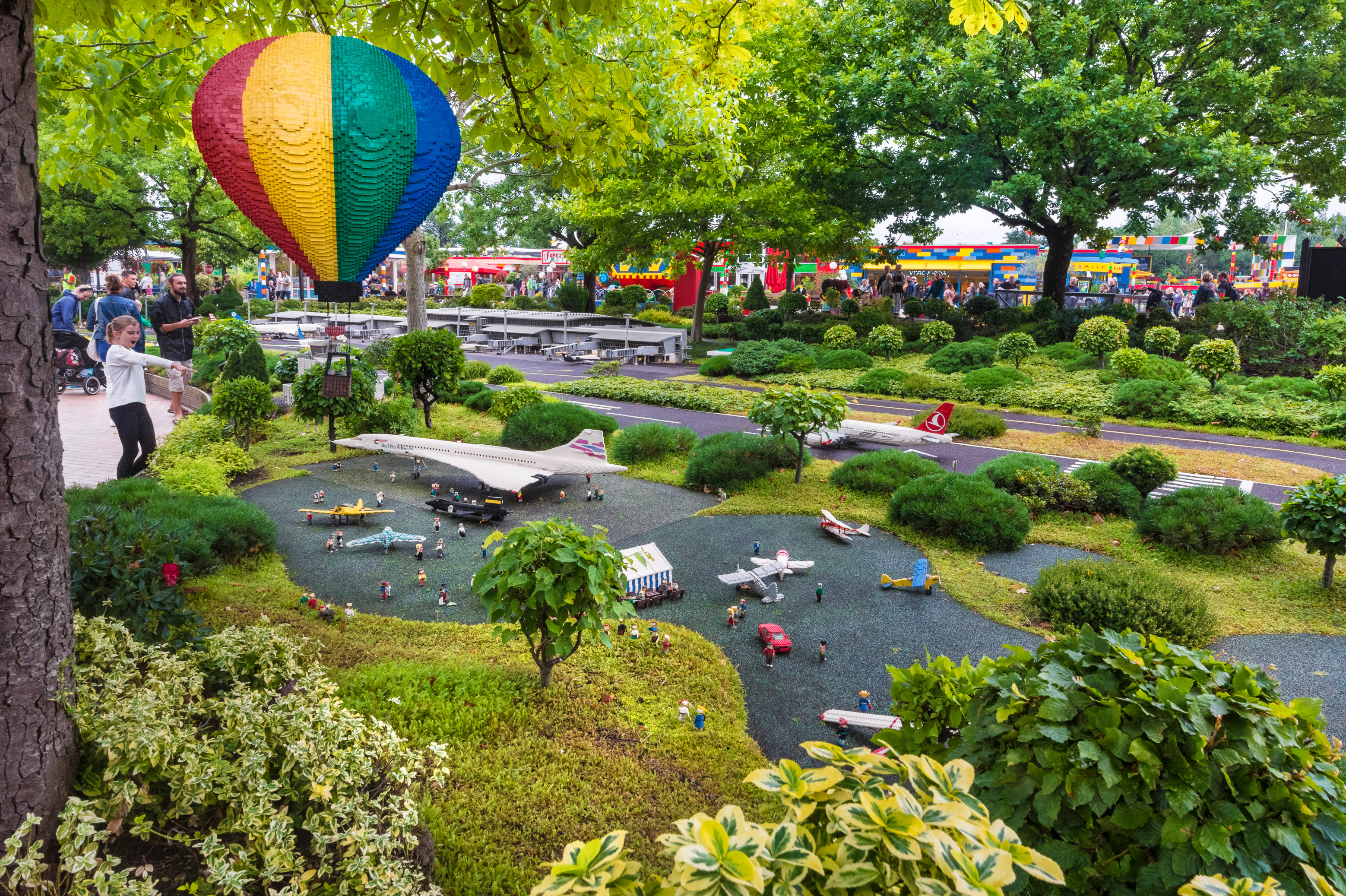 Danemark, Jutland, Billund, Legoland® Billund est le tout premier parc Legoland créé en 1968, près du siège de l'entreprise Lego® (le terme Lego est dérivé du danois «Leg godt» qui signifie «joue bien»), il est composé des espaces suivants : ici l'aéroport de Billund dans Miniland véritable monde miniature animé, mais aussi Legoredo Town, Imagination Zone, Knights' Kingdom, DUPLO Land, Pirate Land, LEGO City, Dino Island, Fun Town, Adventure Land, LEGO X-Treme, Traffic, Kingdom of The Pharaohs, Land of The Vikings, PR // Denmark, Jutland, Billund, Legoland® Billund is the first Legoland Park established in 1968, near the headquarters of the Lego® company (the term Lego is derived from the Danish "Leg godt" meaning "plays well"), it is consisting of the following spaces: here the Billund Airport in Miniland real animated miniature world, but also Legoredo Town, Imagination Zone, Knights' Kingdom, DUPLO Land, Pirate Land, LEGO City, Dino Island, Fun Town, Adventure Land, LEGO X -Treme, Traffic, Kingdom of The Pharaohs, Land of The Vikings, PR
