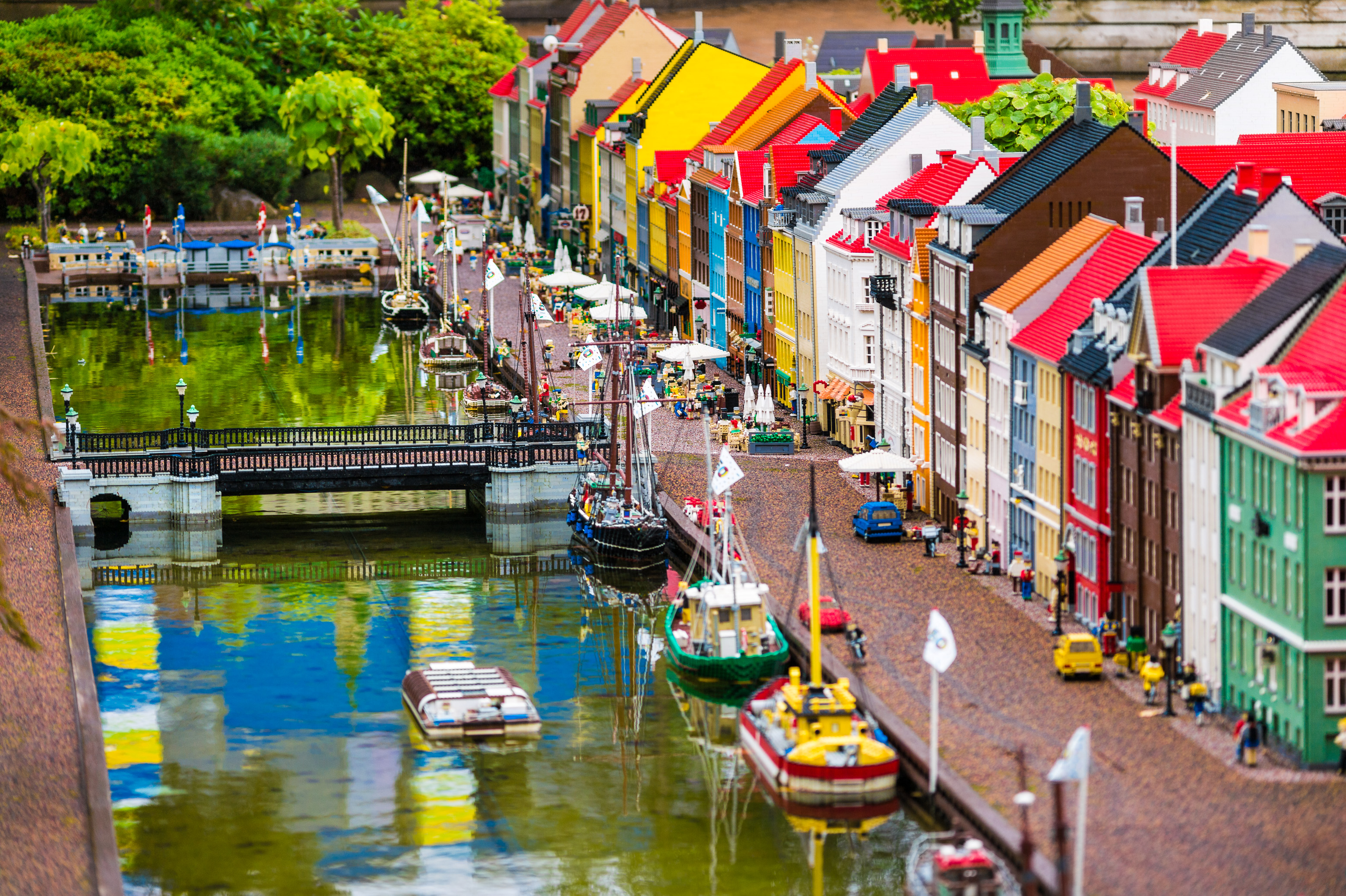Danemark, Jutland, Billund, Legoland® Billund est le tout premier parc Legoland créé en 1968, près du siège de l'entreprise Lego® (le terme Lego est dérivé du danois «Leg godt» qui signifie «joue bien»), il est composé des espaces suivants : ici le port de Copenhague fait de 3,5 millions de briques dans Miniland véritable monde miniature animé, mais aussi Legoredo Town, Imagination Zone, Knights' Kingdom, DUPLO Land, Pirate Land, LEGO City, Dino Island, Fun Town, Adventure Land, LEGO X-Treme, Traffic, Kingdom of The Pharaohs, Land of The Vikings, PR // Denmark, Jutland, Billund, Legoland® Billund is the first Legoland Park established in 1968, near the headquarters of the Lego® company (the term Lego is derived from the Danish "Leg godt" meaning "plays well"), it is composed of the following spaces: here the port of Copenhagen made with 3.5 million bricks in Miniland true animated miniature world, but also Legoredo Town, Imagination Zone, Knights' Kingdom, DUPLO Land, Pirate Land, LEGO City, Dino Island, Fun Town, LEGO X-Treme, Land Adventure, Traffic, Kingdom of The Pharaohs, Land of The Vikings, PR