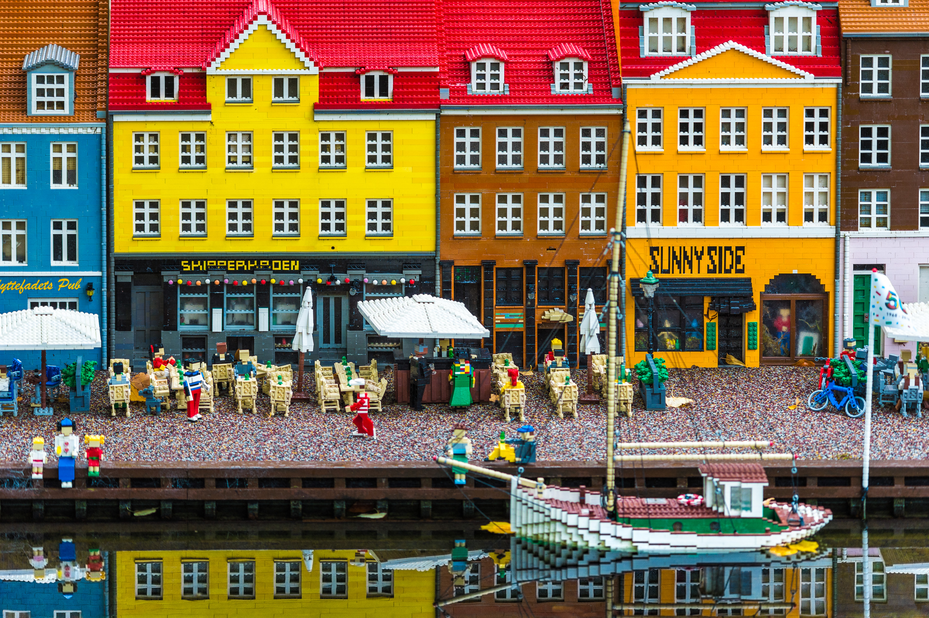 Danemark, Jutland, Billund, Legoland® Billund est le tout premier parc Legoland créé en 1968, près du siège de l'entreprise Lego® (le terme Lego est dérivé du danois «Leg godt» qui signifie «joue bien»), il est composé des espaces suivants : ici le port de Copenhague fait de 3,5 millions de briques dans Miniland véritable monde miniature animé, mais aussi Legoredo Town, Imagination Zone, Knights' Kingdom, DUPLO Land, Pirate Land, LEGO City, Dino Island, Fun Town, Adventure Land, LEGO X-Treme, Traffic, Kingdom of The Pharaohs, Land of The Vikings, PR // Denmark, Jutland, Billund, Legoland® Billund is the first Legoland Park established in 1968, near the headquarters of the Lego® company (the term Lego is derived from the Danish "Leg godt" meaning "plays well"), it is composed of the following spaces: here the port of Copenhagen made with 3.5 million bricks in Miniland true animated miniature world, but also Legoredo Town, Imagination Zone, Knights' Kingdom, DUPLO Land, Pirate Land, LEGO City, Dino Island, Fun Town, LEGO X-Treme, Land Adventure, Traffic, Kingdom of The Pharaohs, Land of The Vikings, PR