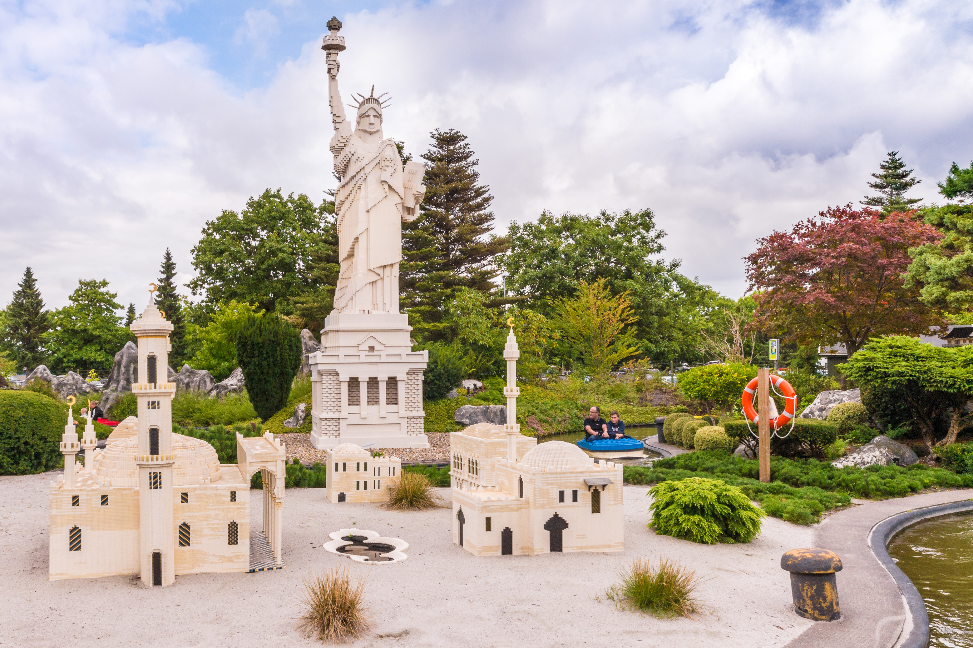 Danemark, Jutland, Billund, Legoland® Billund est le tout premier parc Legoland créé en 1968, près du siège de l'entreprise Lego® (le terme Lego est dérivé du danois «Leg godt» qui signifie «joue bien»), il est composé des espaces suivants : ici la statue de la Liberté et un palais arabe à Miniboats et son parcours de navigation dans Miniland, Legoredo Town, Imagination Zone, Knights' Kingdom, DUPLO Land, Pirate Land, LEGO City, Dino Island, Fun Town, Adventure Land, LEGO X-Treme, Traffic, Kingdom of The Pharaohs, Land of The Vikings, PR // Denmark, Jutland, Billund, Legoland® Billund is the first Legoland Park established in 1968, near the headquarters of the Lego® company (the term Lego is derived from the Danish "Leg godt" meaning "plays well"), it is composed of the following spaces: here the Statue of Liberty and an Arab palace at Miniboats and its sailing route in Miniland, Legoredo Town, Fantasy Zone, Knights' Kingdom, DUPLO Land, Pirate Land, LEGO City, Dino Island, Fun Town, Adventure Land, LEGO X-Treme, Traffic, Kingdom of the Pharaohs, Land of The Vikings, PR