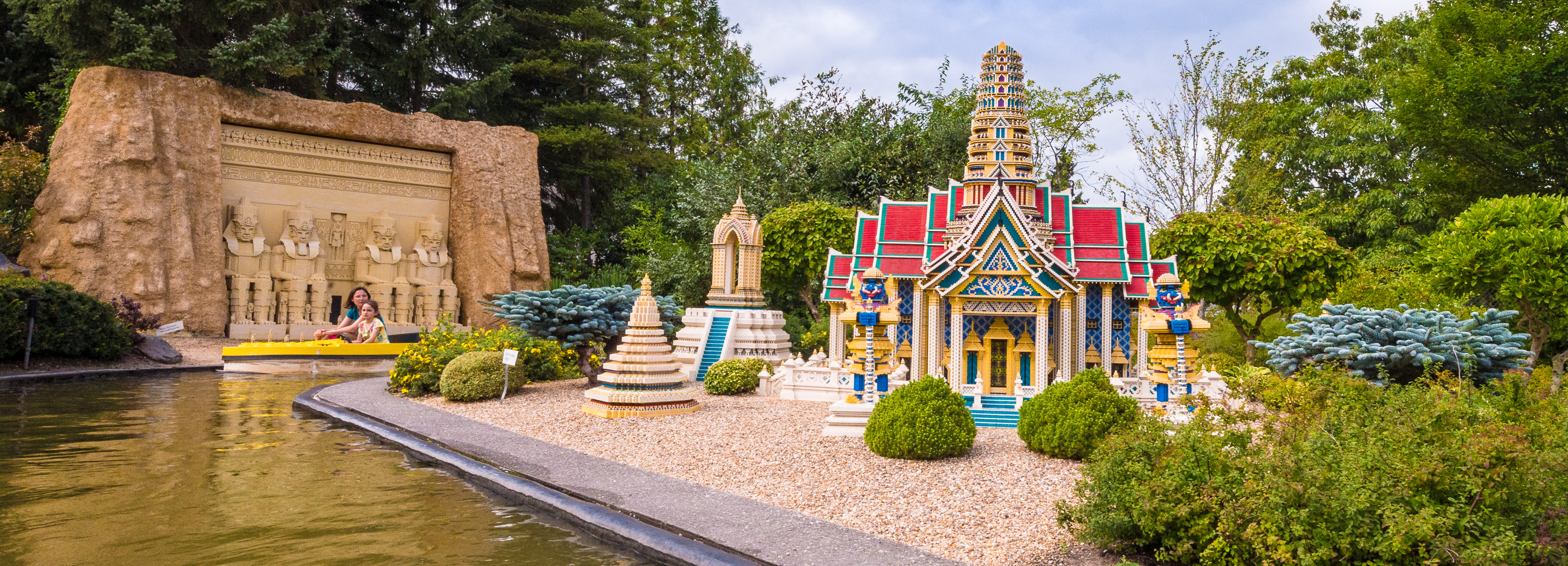 Danemark, Jutland, Billund, Legoland® Billund est le tout premier parc Legoland créé en 1968, près du siège de l'entreprise Lego® (le terme Lego est dérivé du danois «Leg godt» qui signifie «joue bien»), il est composé des espaces suivants : ici les temples égyptiens d'Abou Simbel et la pagode Thai-Khmer au Grand Palais de Thaïlande à Bangkok dans Miniboats et son parcours de navigation dans Miniland, Legoredo Town, Imagination Zone, Knights' Kingdom, DUPLO Land, Pirate Land, LEGO City, Dino Island, Fun Town, Adventure Land, LEGO X-Treme, Traffic, Kingdom of The Pharaohs, Land of The Vikings, MR PR // Denmark, Jutland, Billund, Legoland® Billund is the first Legoland Park established in 1968, near the headquarters of the Lego® company (the term Lego is derived from the Danish "Leg godt" meaning "plays well"), it is composed of the following spaces: here the Egyptian temples of Abu Simbel and the Thai-Khmer pagoda at the Grand Palace of Thailand in Bangkok in Miniboats and its navigation route in Miniland, but also Legoredo Town, Imagination Zone, Knights' Kingdom, DUPLO Land , LEGO City, Pirate Land, Dino Island, Fun Town, LEGO X-Treme, Land Adventure, Traffic, Kingdom of the Pharaohs, MR PR
