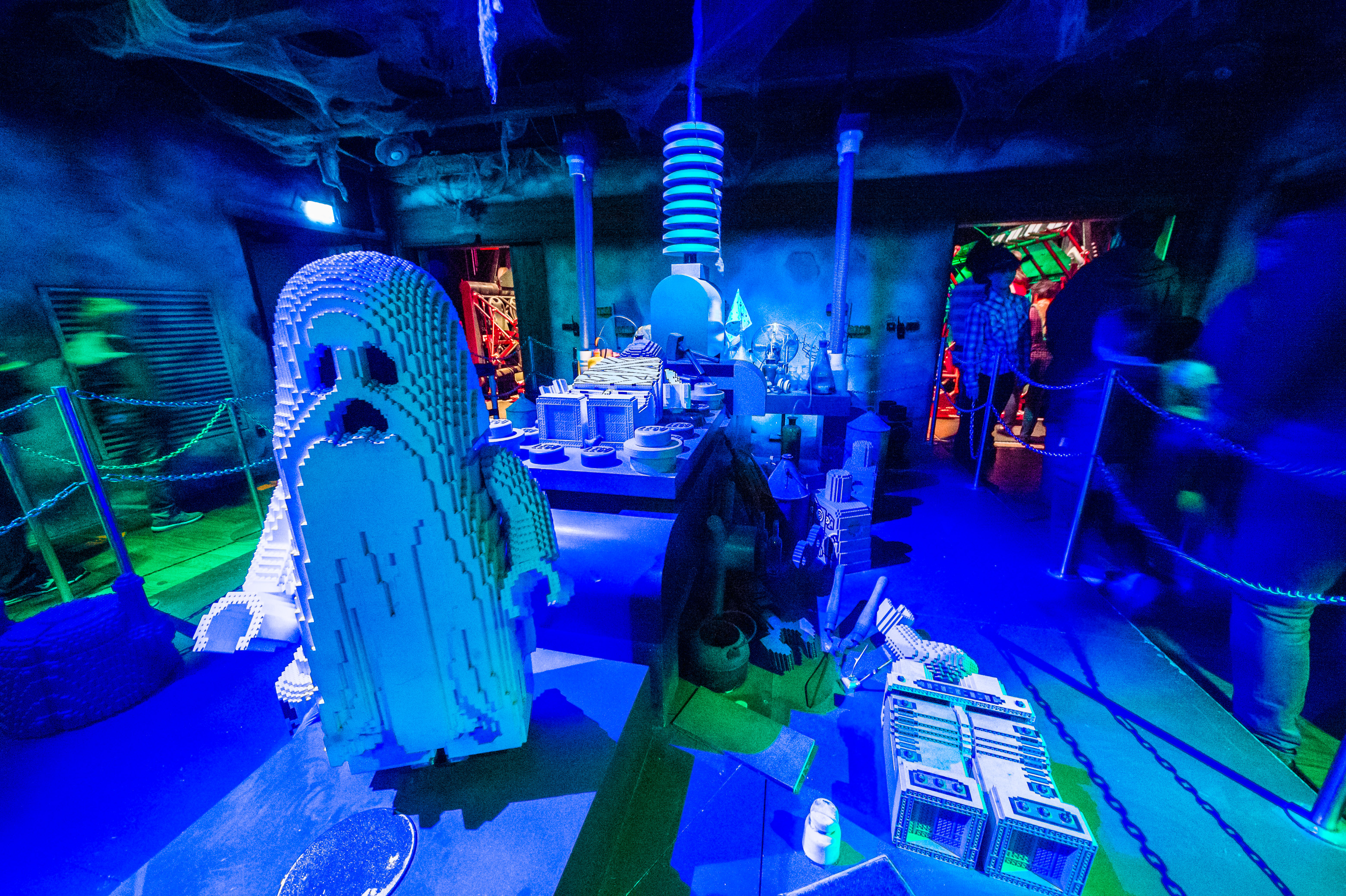 Danemark, Jutland, Billund, Legoland® Billund est le tout premier parc Legoland créé en 1968, près du siège de l'entreprise Lego® (le terme Lego est dérivé du danois «Leg godt» qui signifie «joue bien»), il est composé des espaces suivants : Miniland, ici la maison hantée dans Legoredo Town, mais aussi Imagination Zone, Knights' Kingdom, DUPLO Land, Pirate Land, LEGO City, Dino Island, Fun Town, Adventure Land, LEGO X-Treme, Traffic, Kingdom of The Pharaohs, Land of The Vikings, PR // Denmark, Jutland, Billund, Legoland® Billund is the first Legoland Park established in 1968, near the headquarters of the Lego® company (the term Lego is derived from the Danish "Leg godt" meaning "plays well"), it is consisting of the following areas: Miniland, here the haunted house in Legoredo Town, but also Imagination Zone, Knights' Kingdom, DUPLO Land, Pirate Land, LEGO City, Dino Island, Fun Town, Adventure Land, LEGO X-Treme, Traffic, Kingdom of The Pharaohs, The Land of The Vikings, PR