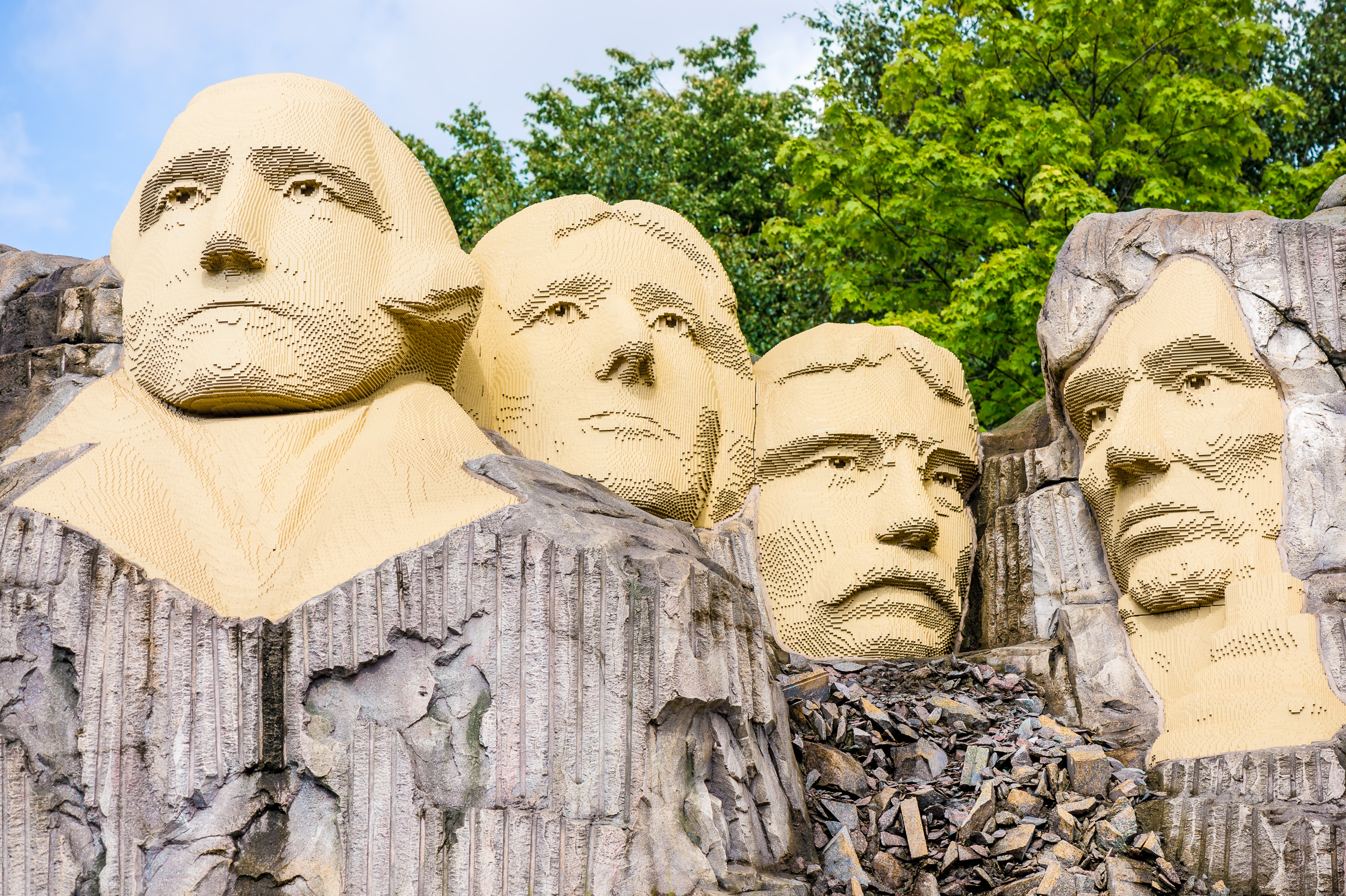 Danemark, Jutland, Billund, Legoland® Billund est le tout premier parc Legoland créé en 1968, près du siège de l'entreprise Lego® (le terme Lego est dérivé du danois «Leg godt» qui signifie «joue bien»), il est composé des espaces suivants : Miniland, ici une reconstitution du Mont Rushmore dans Legoredo Town, Imagination Zone, Knights' Kingdom, DUPLO Land, Pirate Land, LEGO City, Dino Island, Fun Town, Adventure Land, LEGO X-Treme, Traffic, Kingdom of The Pharaohs, Land of The Vikings, PR // Denmark, Jutland, Billund, Legoland® Billund is the first Legoland Park established in 1968, near the headquarters of the Lego® company (the term Lego is derived from the Danish "Leg godt" meaning "plays well"), it is consisting of the following areas: Miniland, here a reconstruction of Mount Rushmore in Legoredo Town, Imagination Zone, Knights' Kingdom, DUPLO Land, Pirate Land, LEGO City, Dino Island, Fun Town, Adventure Land, LEGO X-Treme, Traffic, Kingdom of The Pharaohs, The Land of The Vikings, PR