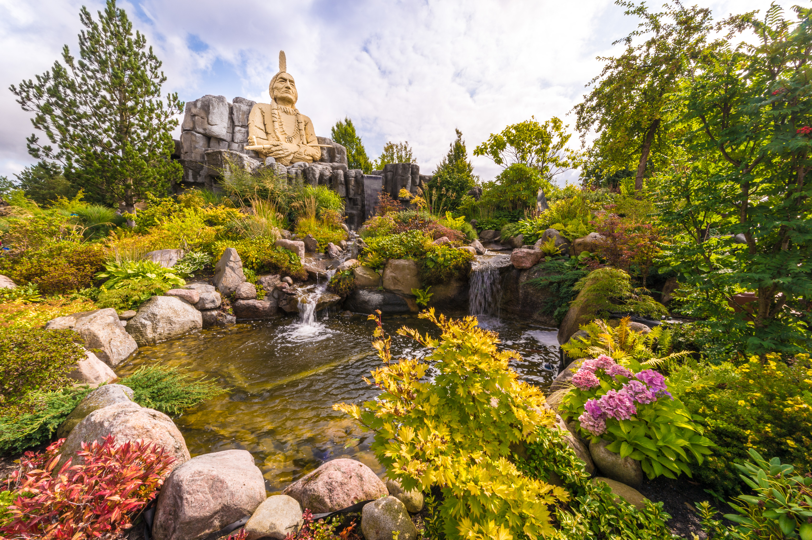 Danemark, Jutland, Billund, Legoland® Billund est le tout premier parc Legoland créé en 1968, près du siège de l'entreprise Lego® (le terme Lego est dérivé du danois «Leg godt» qui signifie «joue bien»), il est composé des espaces suivants : Miniland, ici une sculpture d'indien monumentale en briques dans Legoredo Town, Imagination Zone, Knights' Kingdom, DUPLO Land, Pirate Land, LEGO City, Dino Island, Fun Town, Adventure Land, LEGO X-Treme, Traffic, Kingdom of The Pharaohs, Land of The Vikings, PR // Denmark, Jutland, Billund, Legoland® Billund is the first Legoland Park established in 1968, near the headquarters of the Lego® company (the term Lego is derived from the Danish "Leg godt" meaning "plays well"), it is composed of the following areas: Miniland, here a monumental brick sculpture of Indian in Legoredo Town, Imagination Zone, Knights' Kingdom, DUPLO Land Pirate Land, Lego City, Dino Island, Fun Town, Adventure Land, LEGO X-Treme, Traffic, Kingdom of The Pharaohs, Land of The Vikings, PR