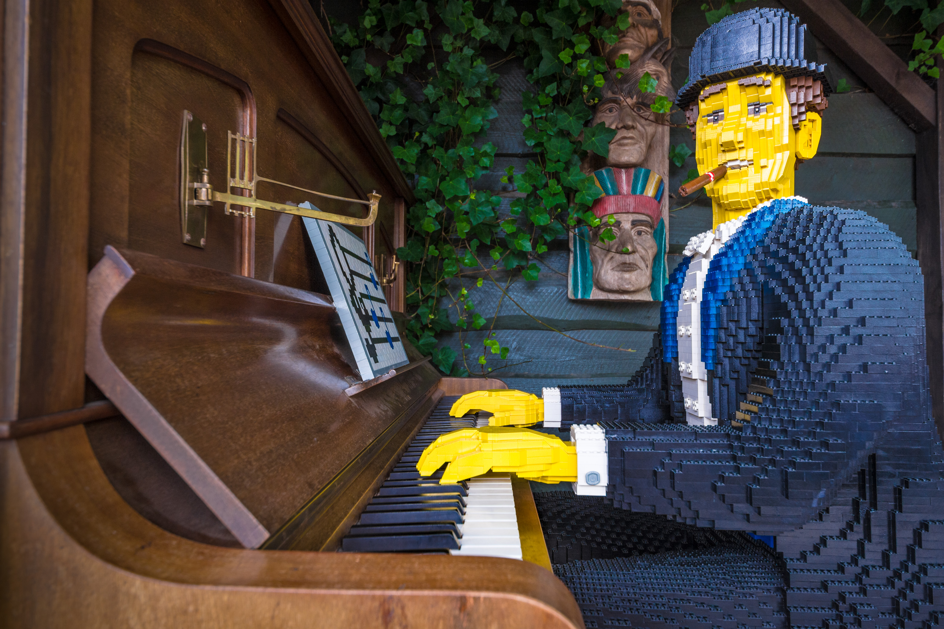 Danemark, Jutland, Billund, Legoland® Billund est le tout premier parc Legoland créé en 1968, près du siège de l'entreprise Lego® (le terme Lego est dérivé du danois «Leg godt» qui signifie «joue bien»), il est composé des espaces suivants : Miniland, ici un pianiste de bar en briques grandeur nature dans Legoredo Town, Imagination Zone, Knights' Kingdom, DUPLO Land, Pirate Land, LEGO City, Dino Island, Fun Town, Adventure Land, LEGO X-Treme, Traffic, Kingdom of The Pharaohs, Land of The Vikings, PR // Denmark, Jutland, Billund, Legoland® Billund is the first Legoland Park established in 1968, near the headquarters of the Lego® company (the term Lego is derived from the Danish "Leg godt" meaning "plays well"), it is composed of the following spaces: Miniland, here a life-size brick pianist in Legoredo Town, Imagination Zone, Knights' Kingdom, DUPLO Land, Pirate Land, LEGO City, Dino Island, Fun Town, Adventure Land, LEGO X-Treme, Traffic, Kingdom of The Pharaohs, Land of The Vikings, PR