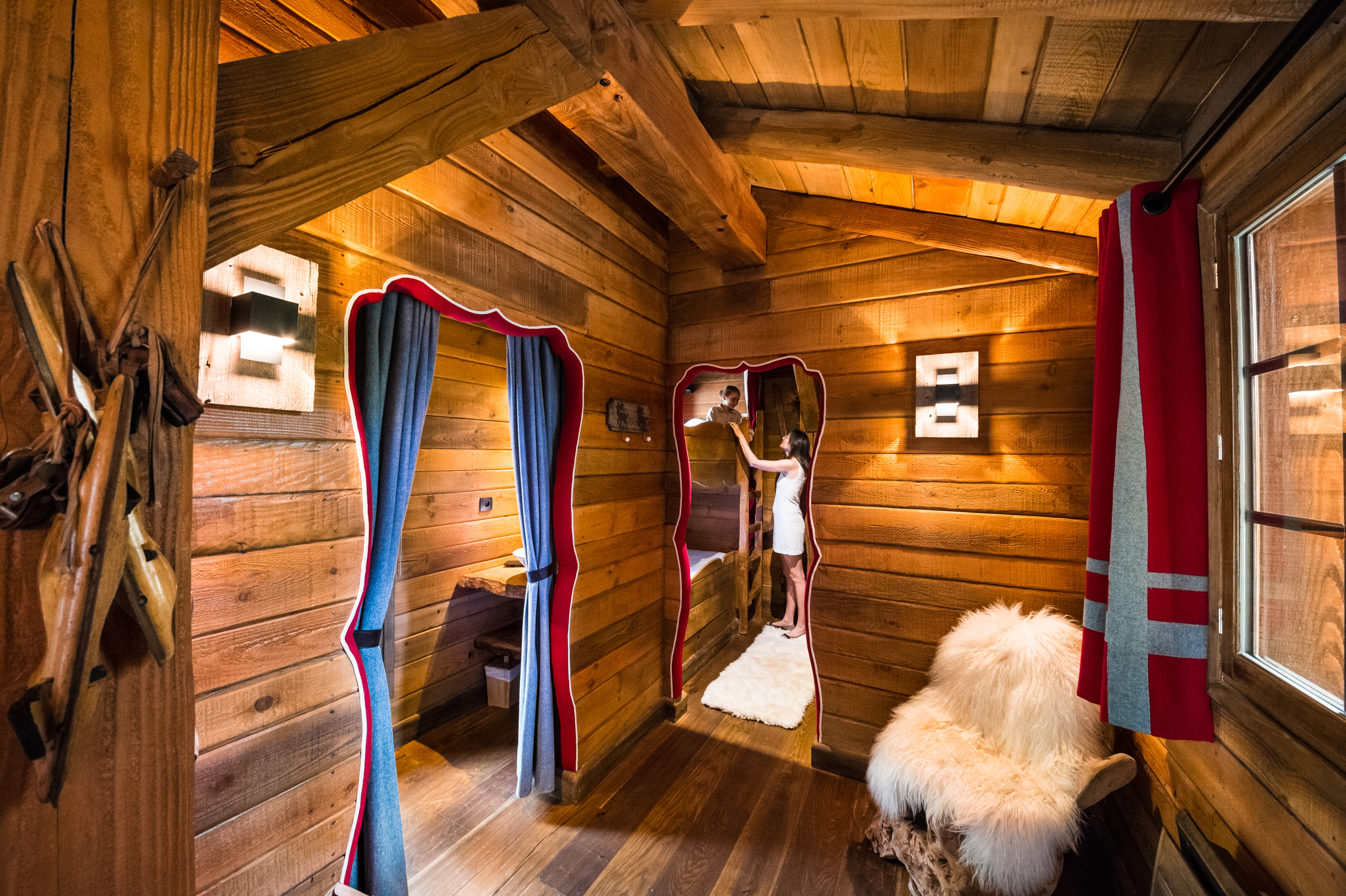 Europe, France, région du Val-de-Loire, département de la Sarthe (72), Le Tertre Rouge (72200) La Flèche, Zoo de la Flèche, hébergement insolite en famille à l'Arctic Lodge pour un face à face intime avec les ours blancs ou ours polaires (Ursus maritimus), ici la salle de bain et la chambre d'enfants, PR, MR // Europe, France, Val-de-Loire, Sarthe (72), Le Tertre Rouge (72200) La Flèche, La Flèche Zoo, Unusual family accommodation at the Arctic Lodge for an intimate face to face with polar bears (Ursus maritimus), here the bathroom and children's room, PR, MR