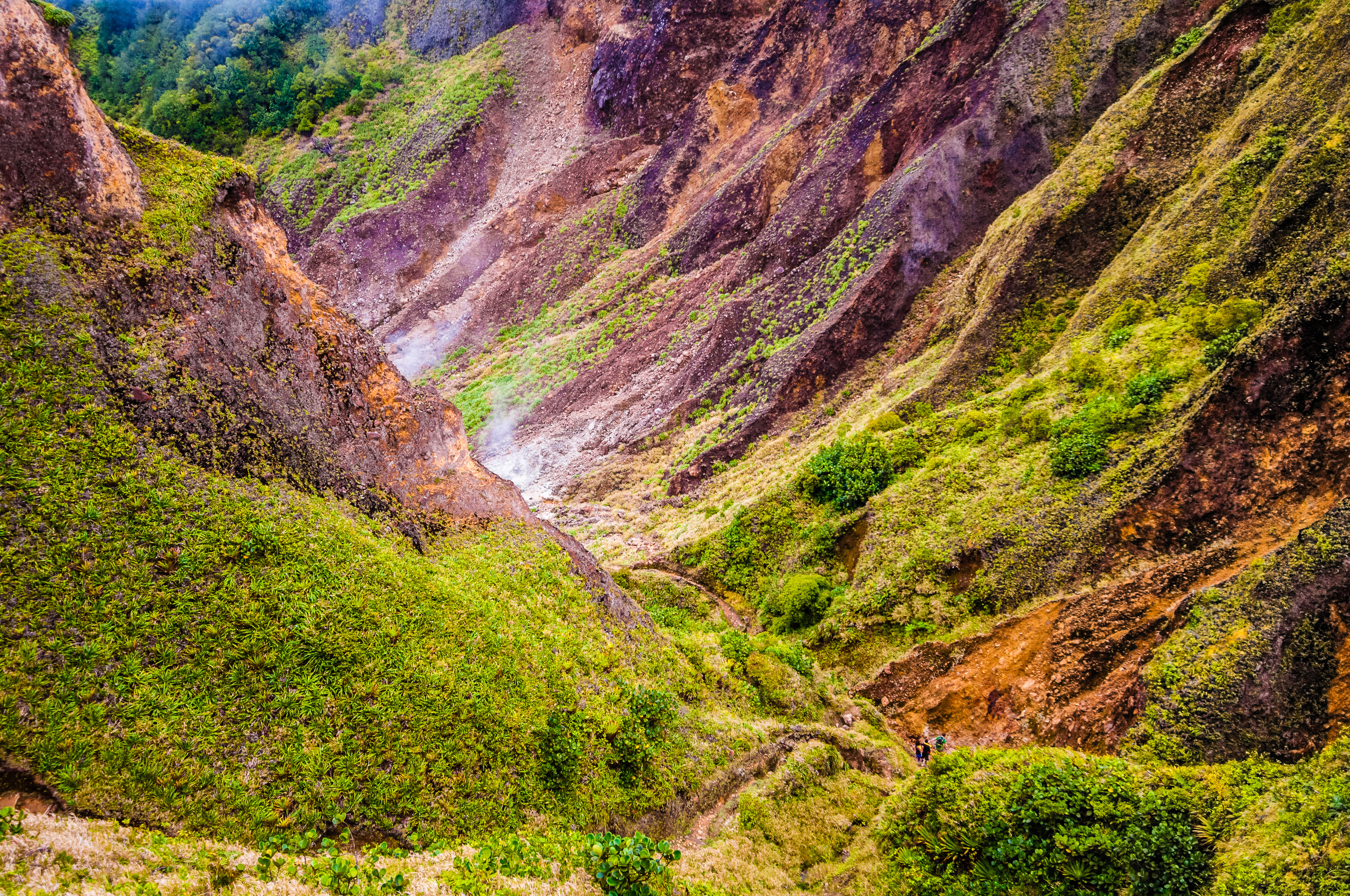 Couple of trekkers in the Valley of Desolation among fumerolles in Dominica island / Couple de randonneurs au milieu des fumerolles dans la Vallée de la Désolation, la Dominique, Caraïbes.