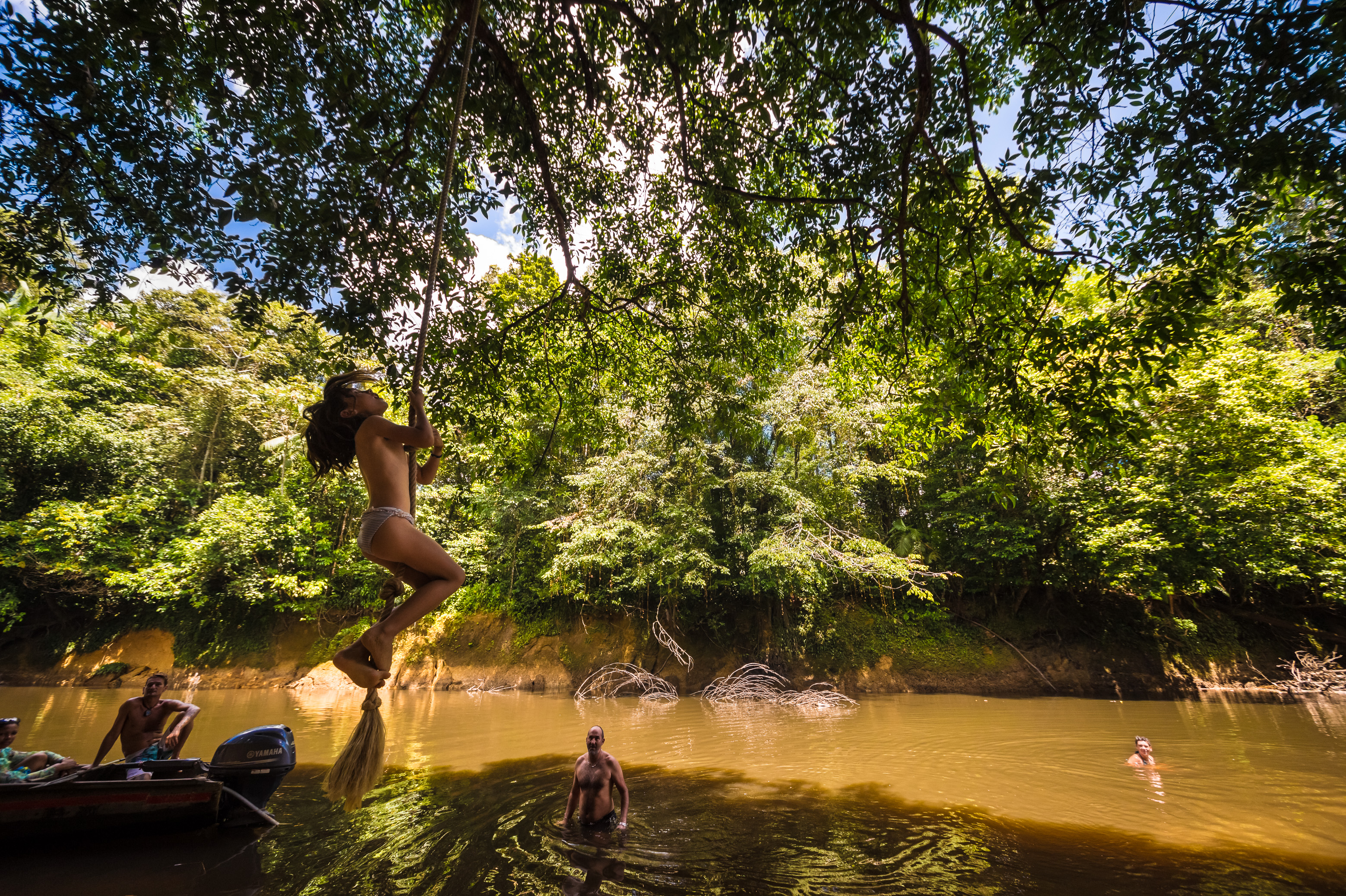 France, Guyane, Kourou, Camp Canopée, Saut dans le fleuve Kourou depuis le sous-bois tropical // France, French Guiana, Kourou, Camp Canopée, Jump in the Kourou river from the tropical undergrowth