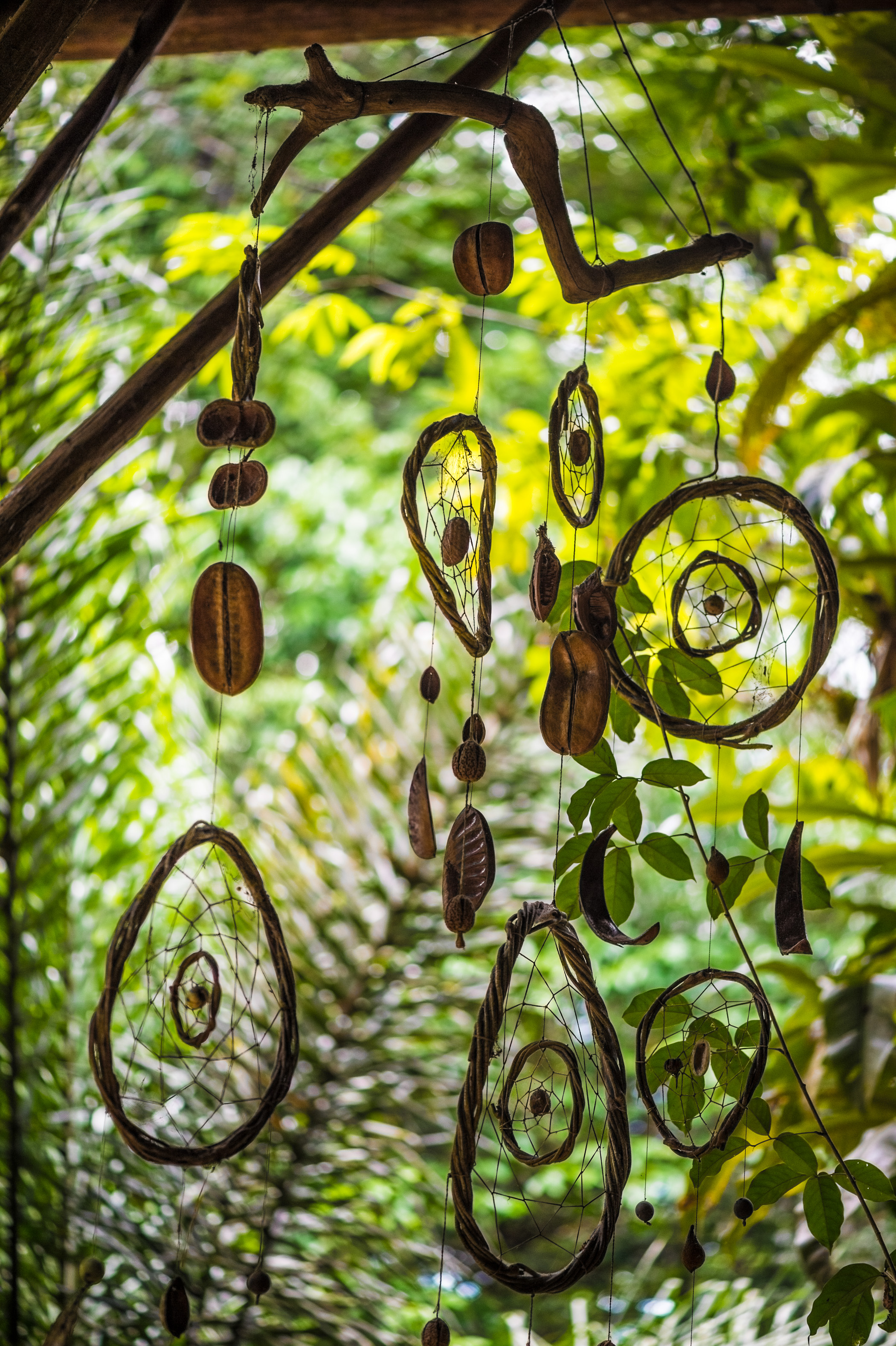 France, Guyane, Kourou, Camp Canopée, Attrape-rêves à l'entrée d'un carbet de repos perché à 10 m du sol // France, French Guiana, Kourou, Camp Canopée, Dream catcher at the entrance of a resting hut perched at 10 m from the ground